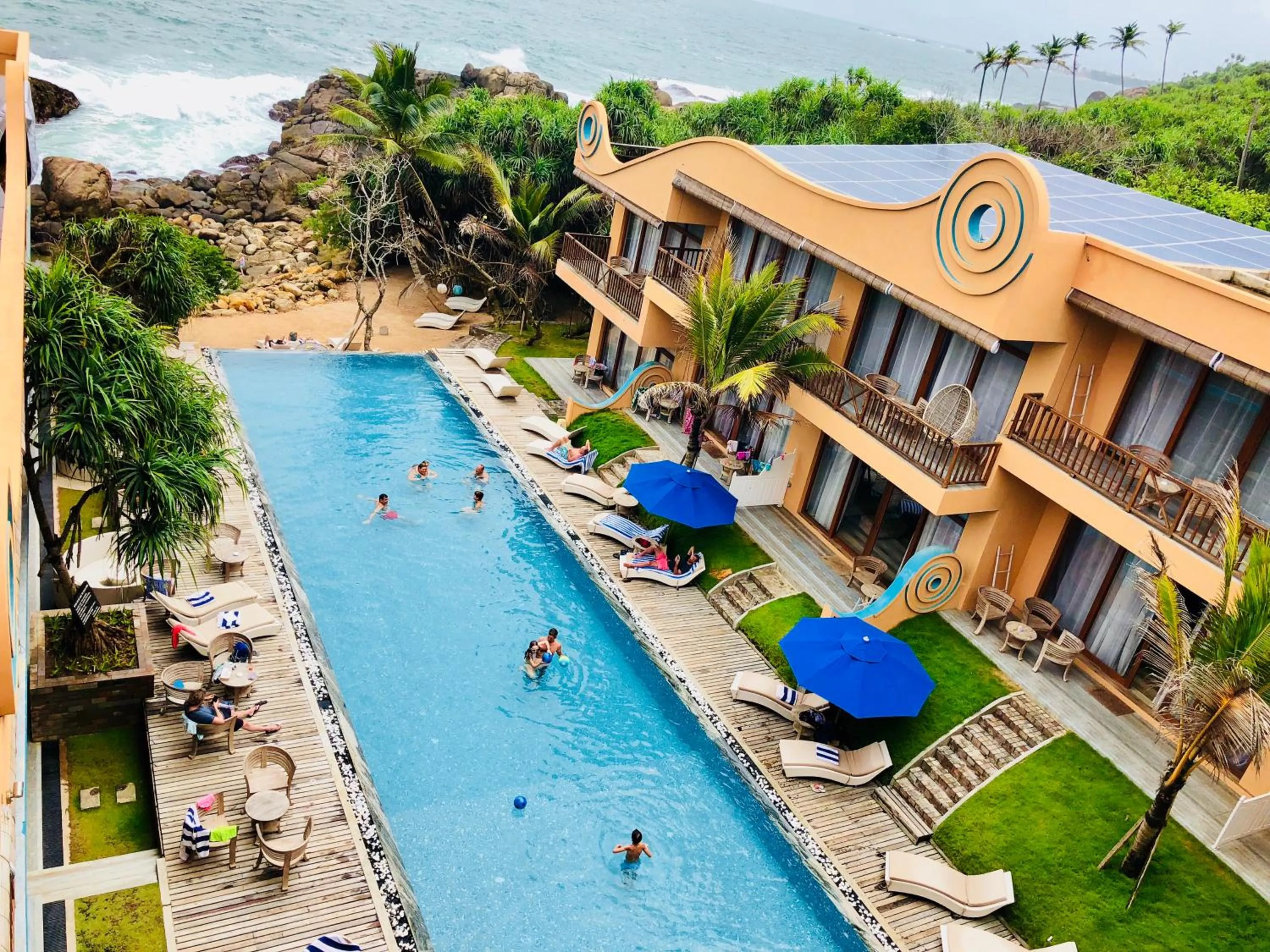 Pool view in Thaproban Pavilion Waves