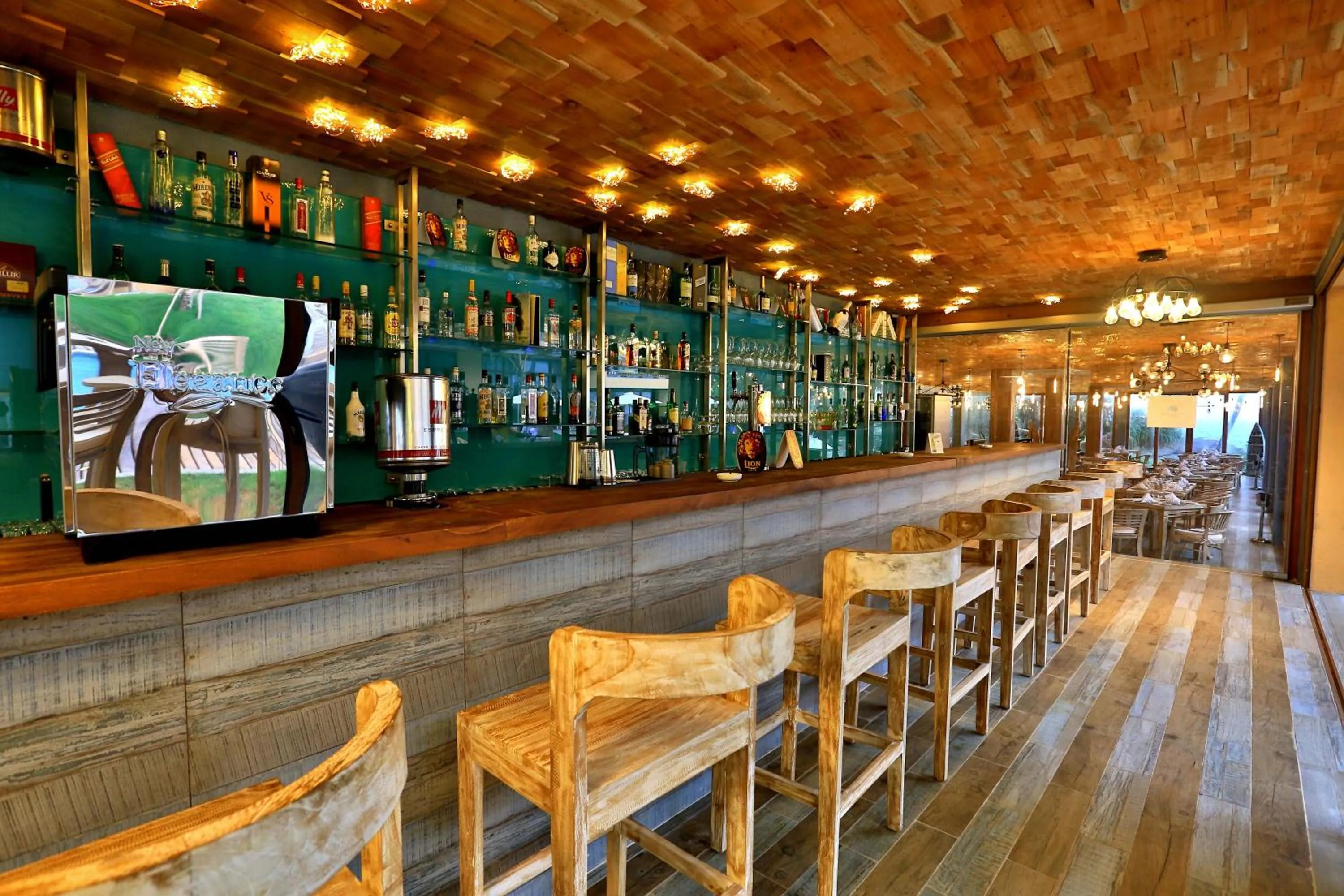 Restaurant/places to eat in Thaproban Pavilion Waves