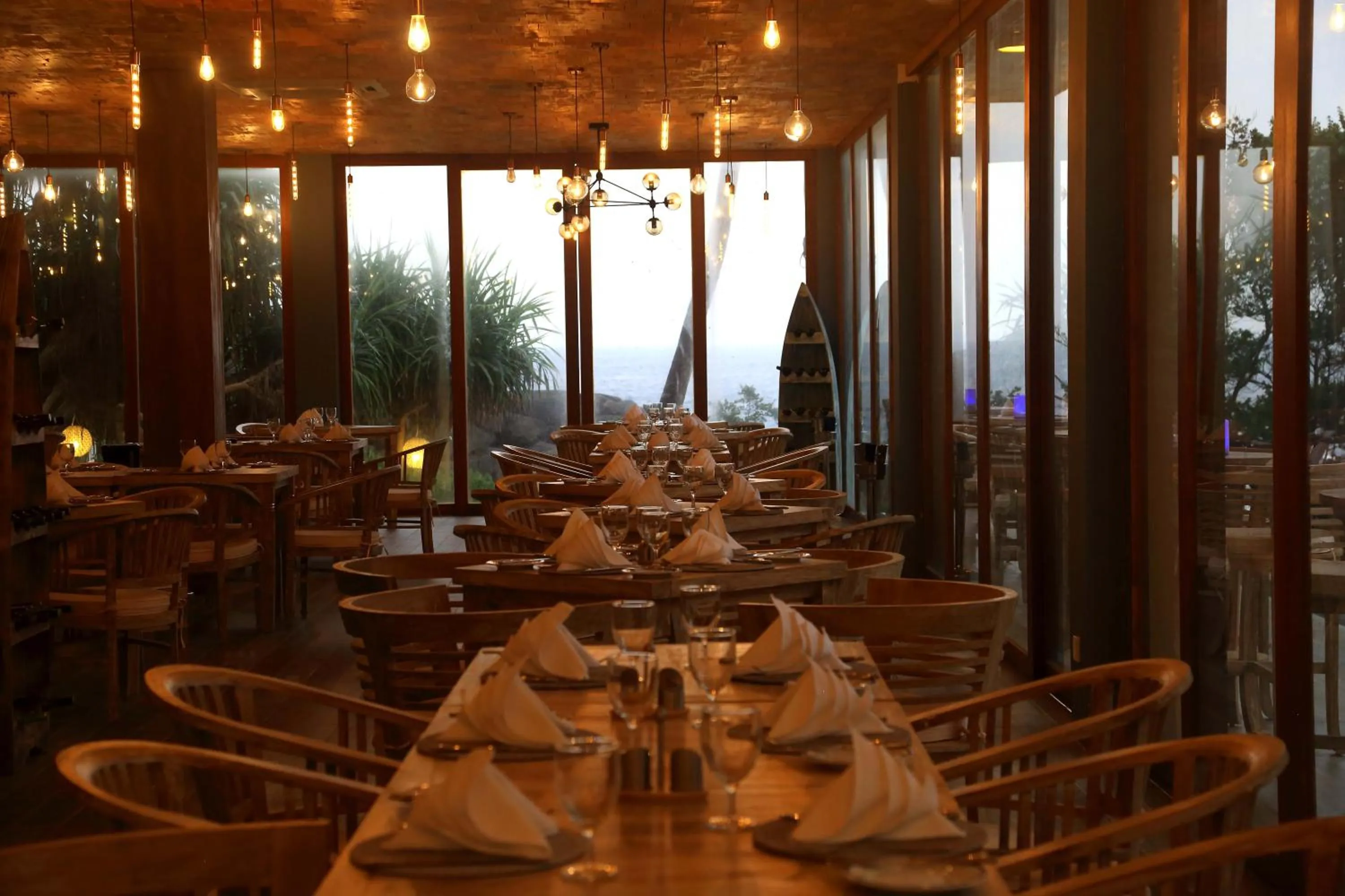 Restaurant/places to eat in Thaproban Pavilion Waves