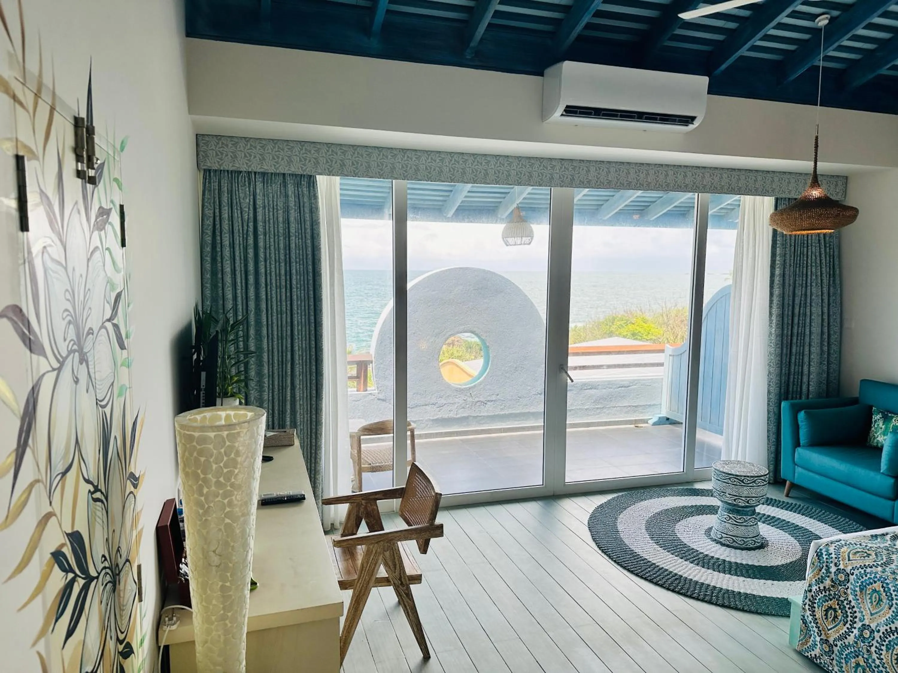 Bedroom in Thaproban Pavilion Waves