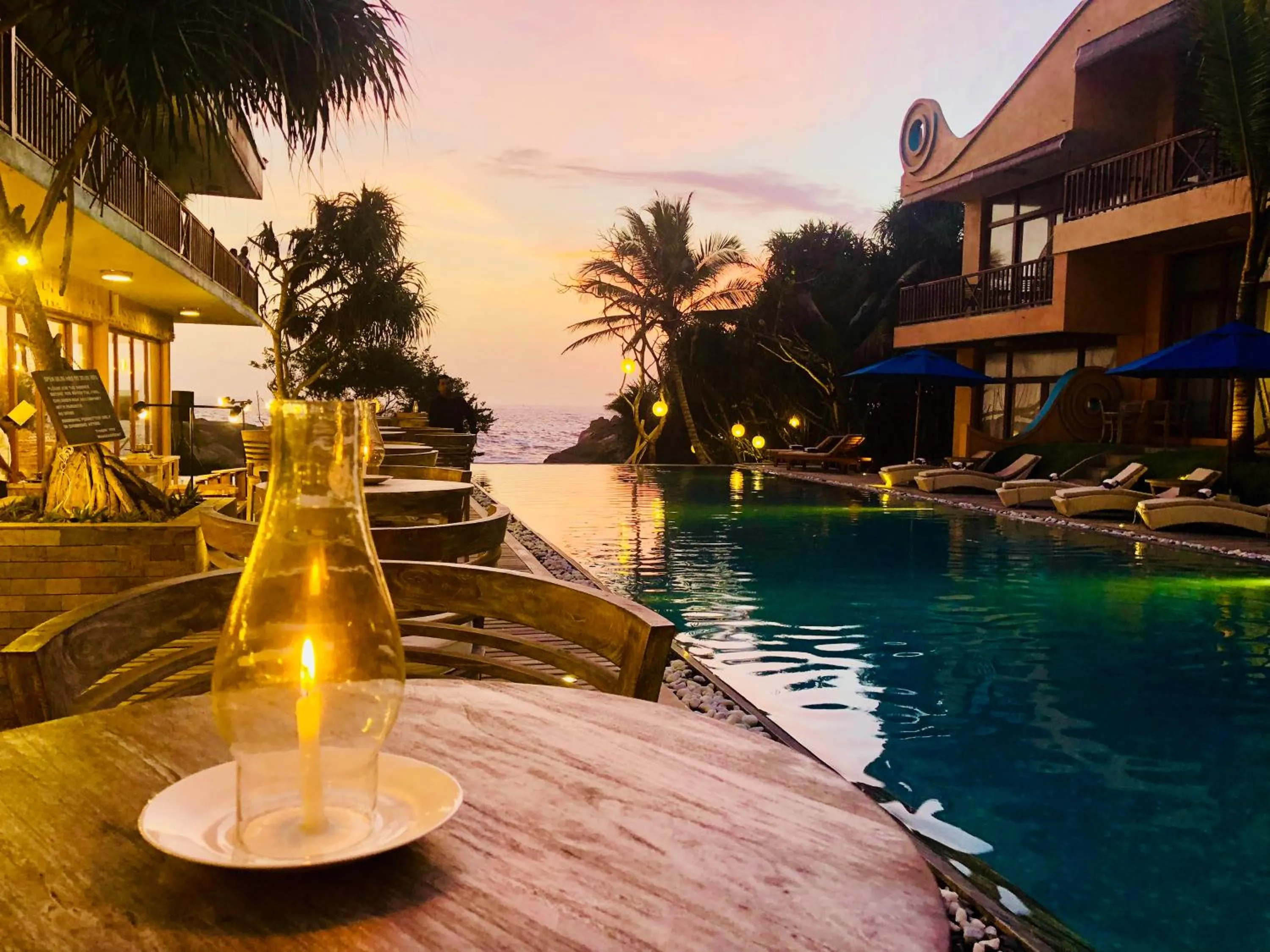 Swimming pool in Thaproban Pavilion Waves