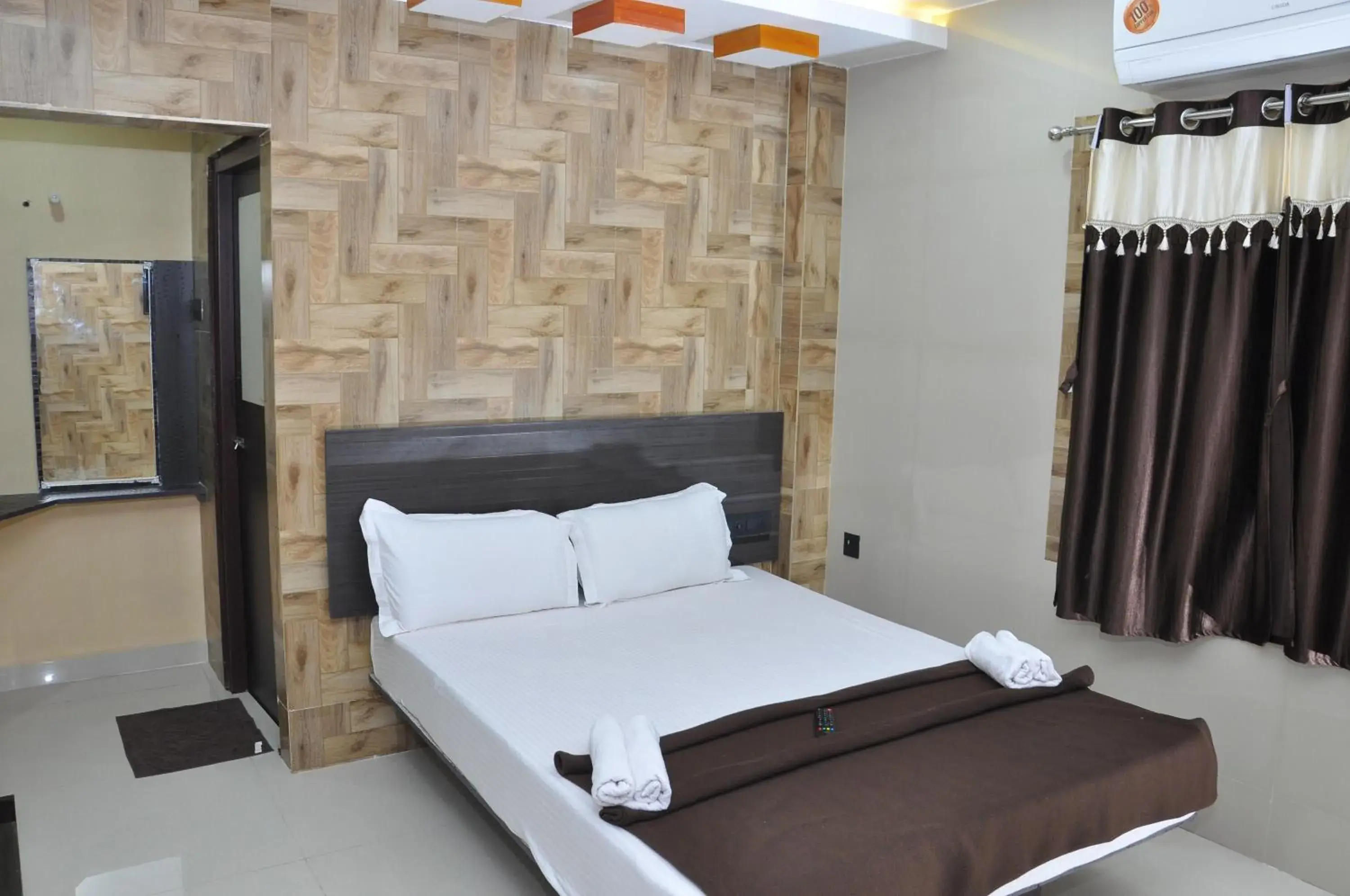 Deluxe Double Room (2 Adults + 1 Child) in Hotel SAARA Deluxe Double Room (2 Adults + 1 Child) in Hotel SAARA