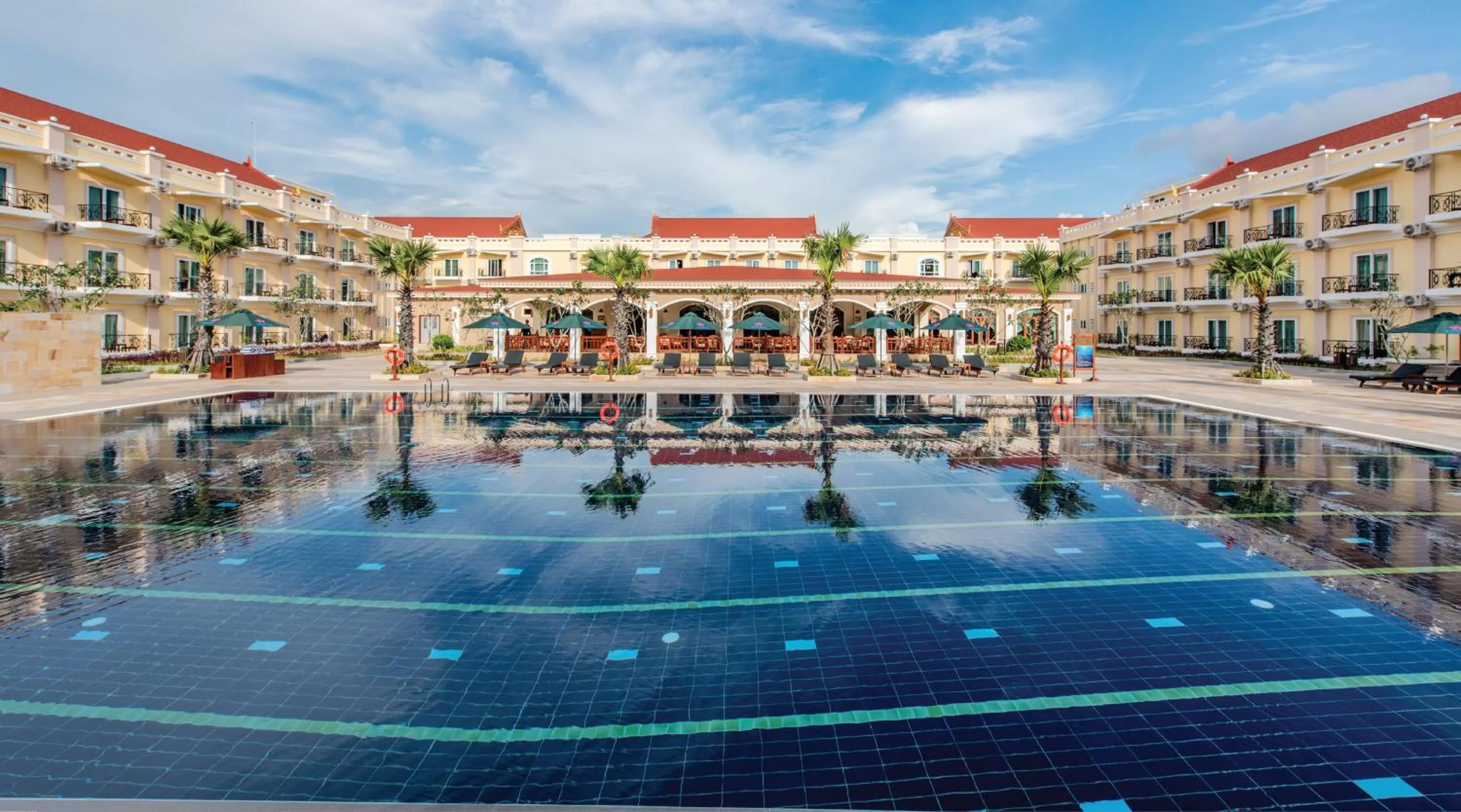 Swimming pool in Sokha Palace Siem Reap Hotel