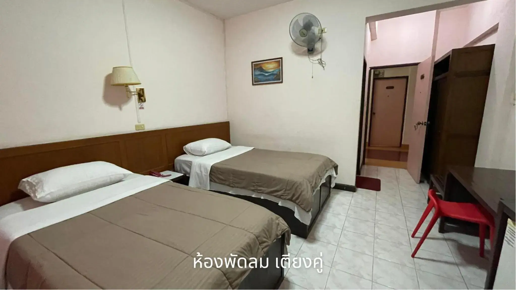 Budget Twin Room with Fan in Thaen Thong Hotel Budget Twin Room with Fan in Thaen Thong Hotel