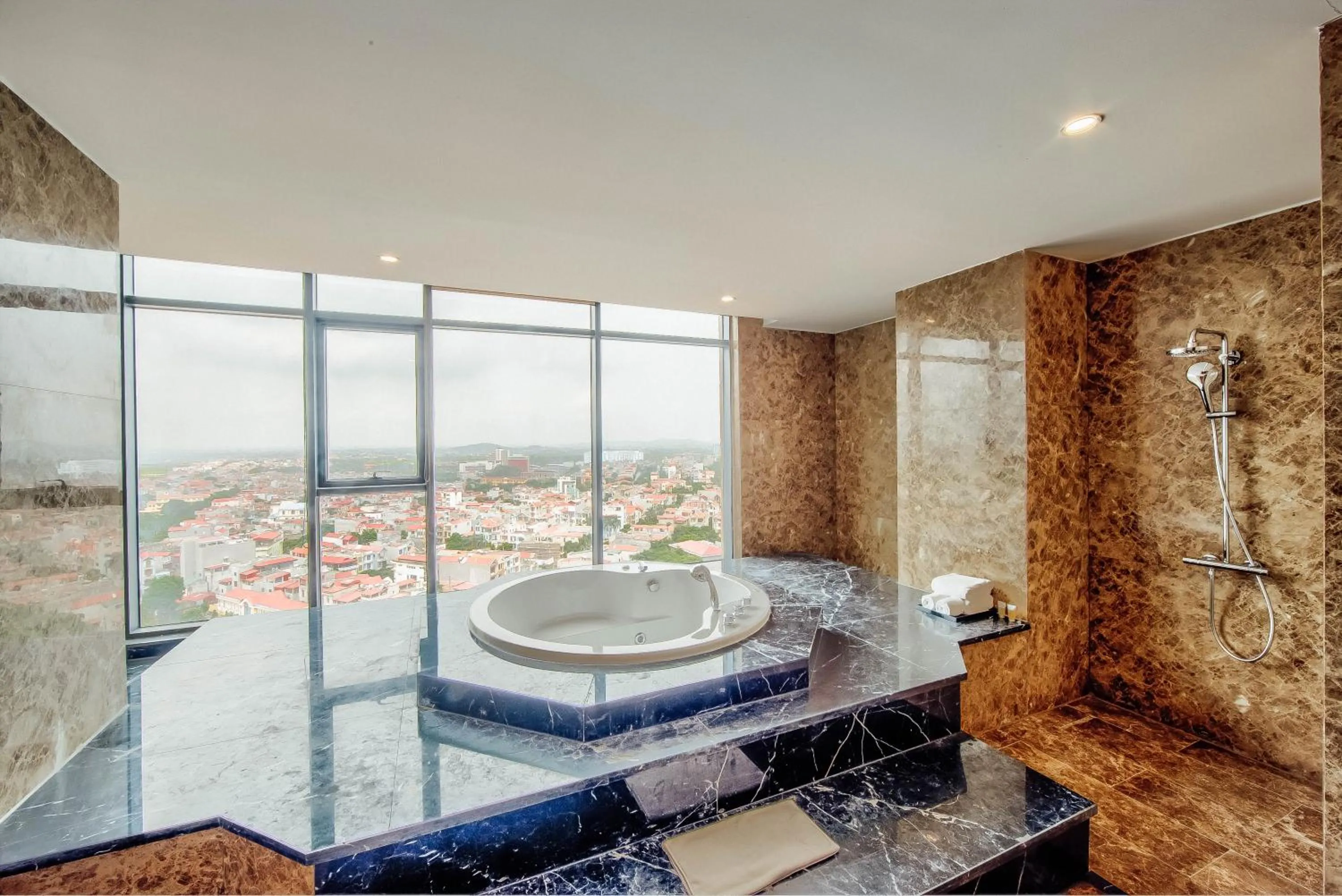 Hot Tub in Muong Thanh Luxury Bac Ninh Hotel