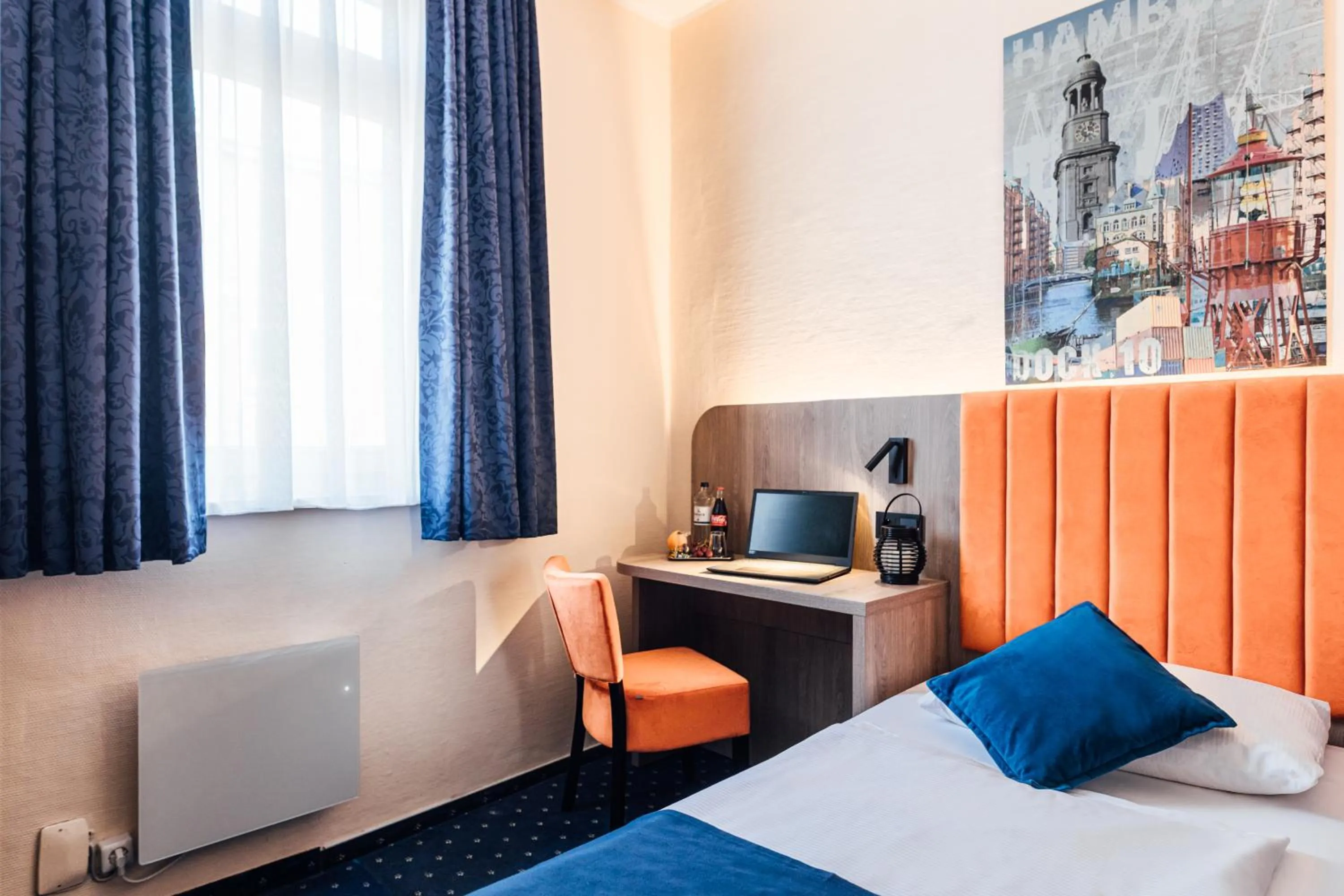 Photo of the whole room, Bed in Hotel Commerz Hamburg