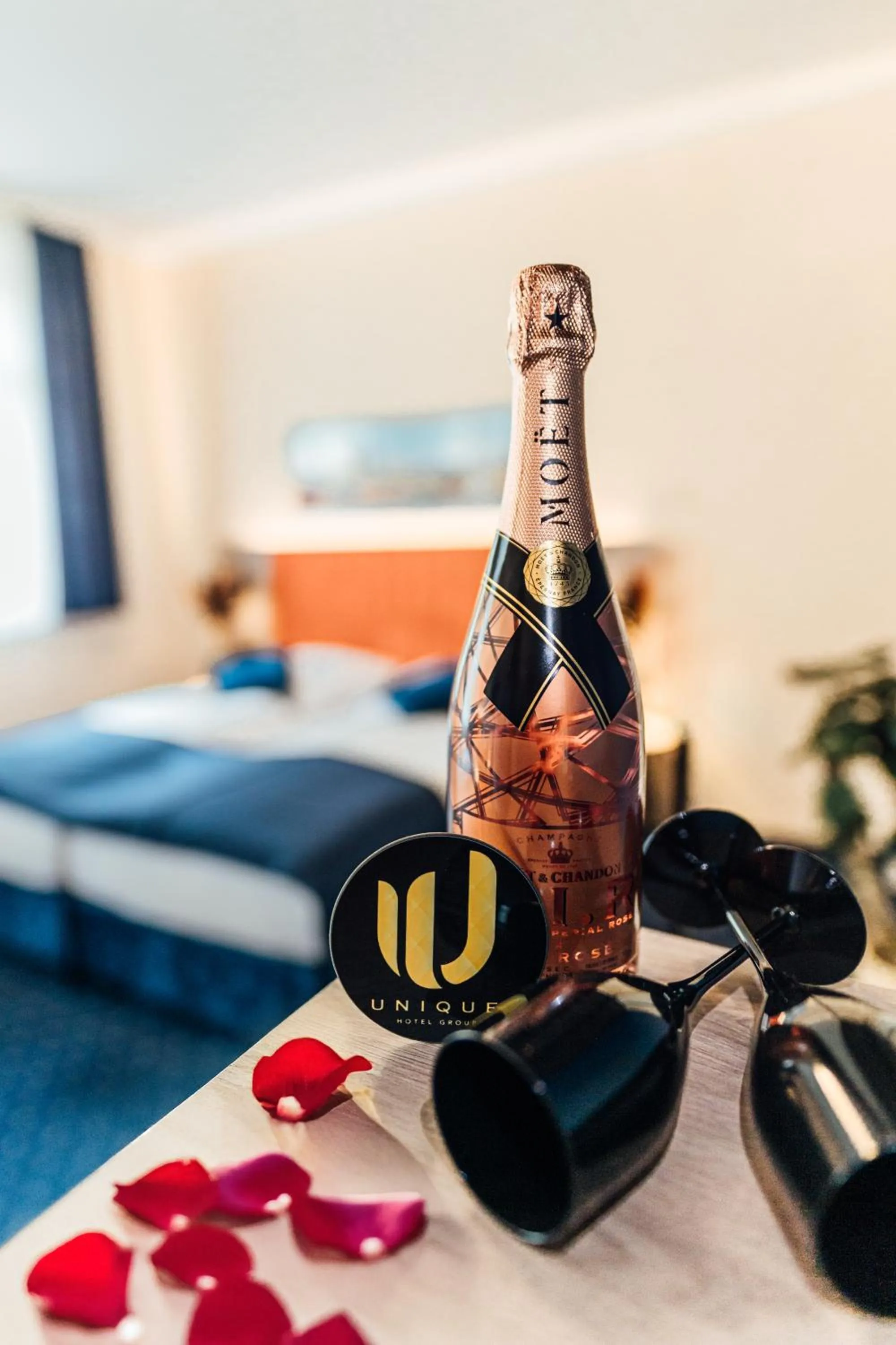 Property logo or sign, Bed in Hotel Commerz Hamburg