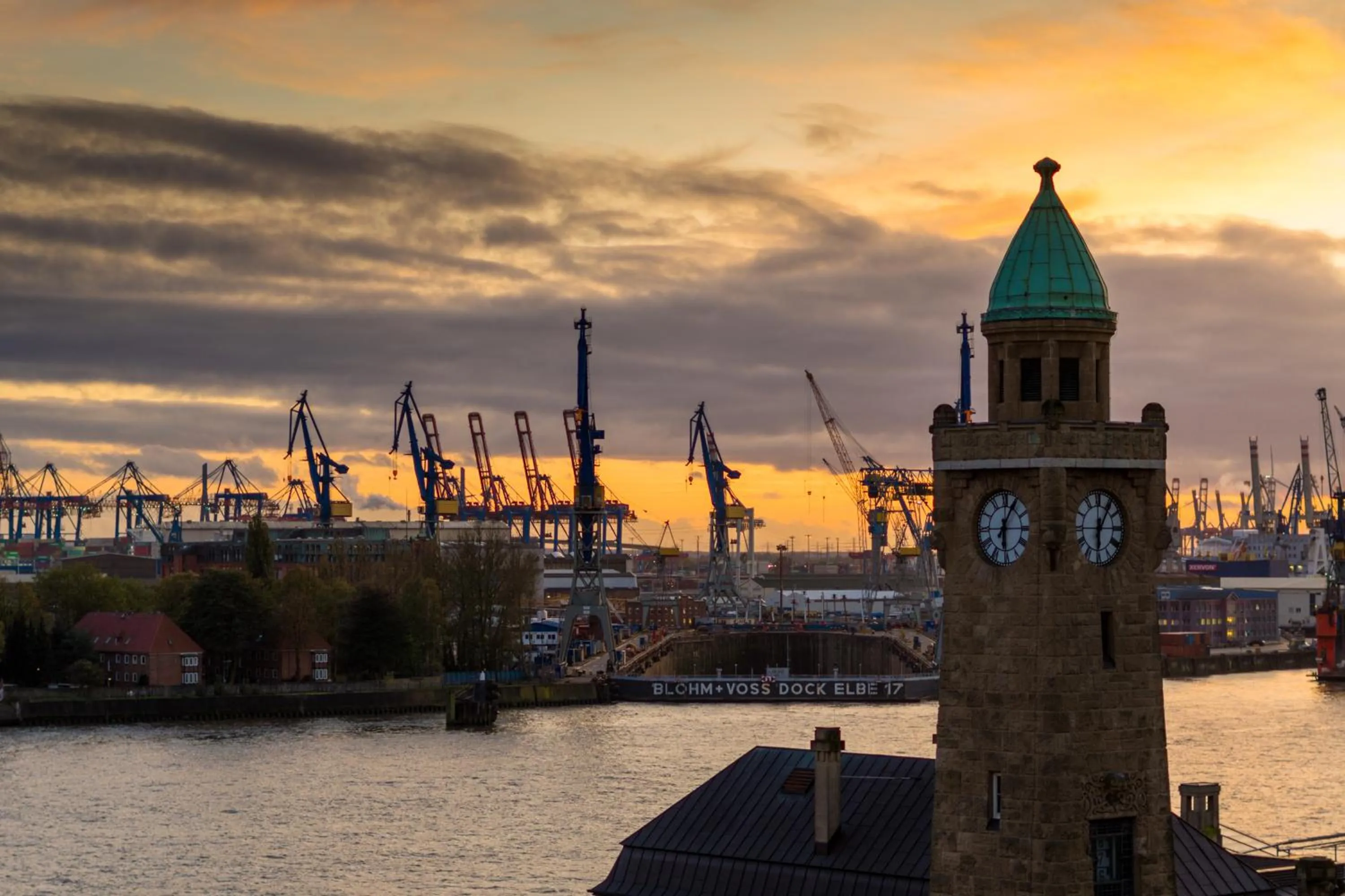 Nearby landmark in Hotel Commerz Hamburg