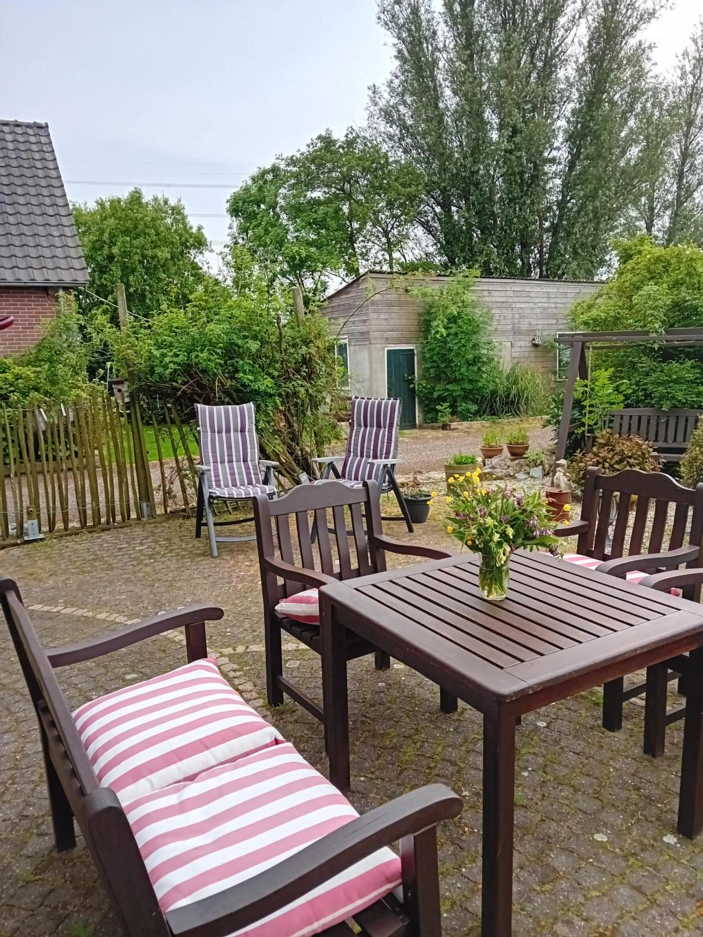 Patio in B&B De Kaagse Koe