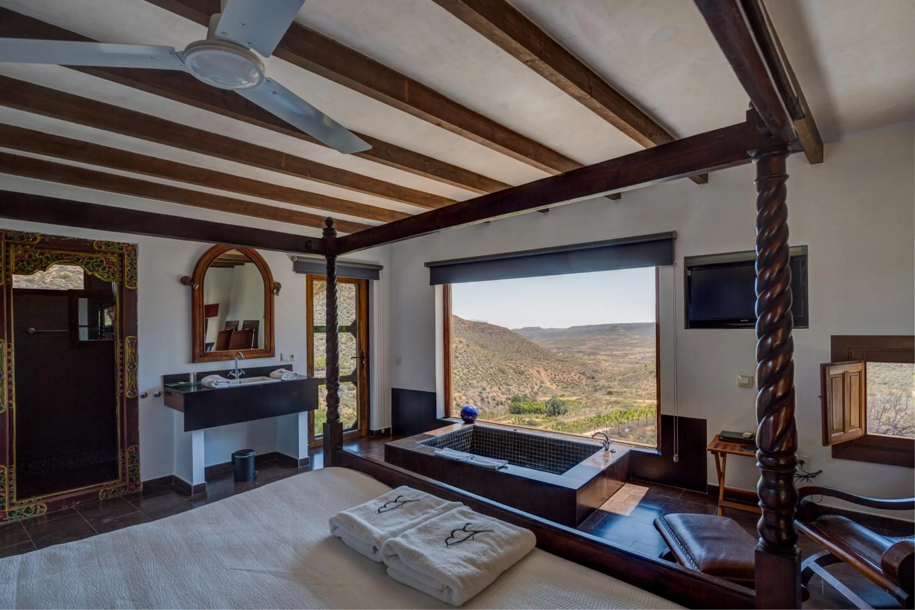 Photo of the whole room, Bed in La Almendra y El Gitano