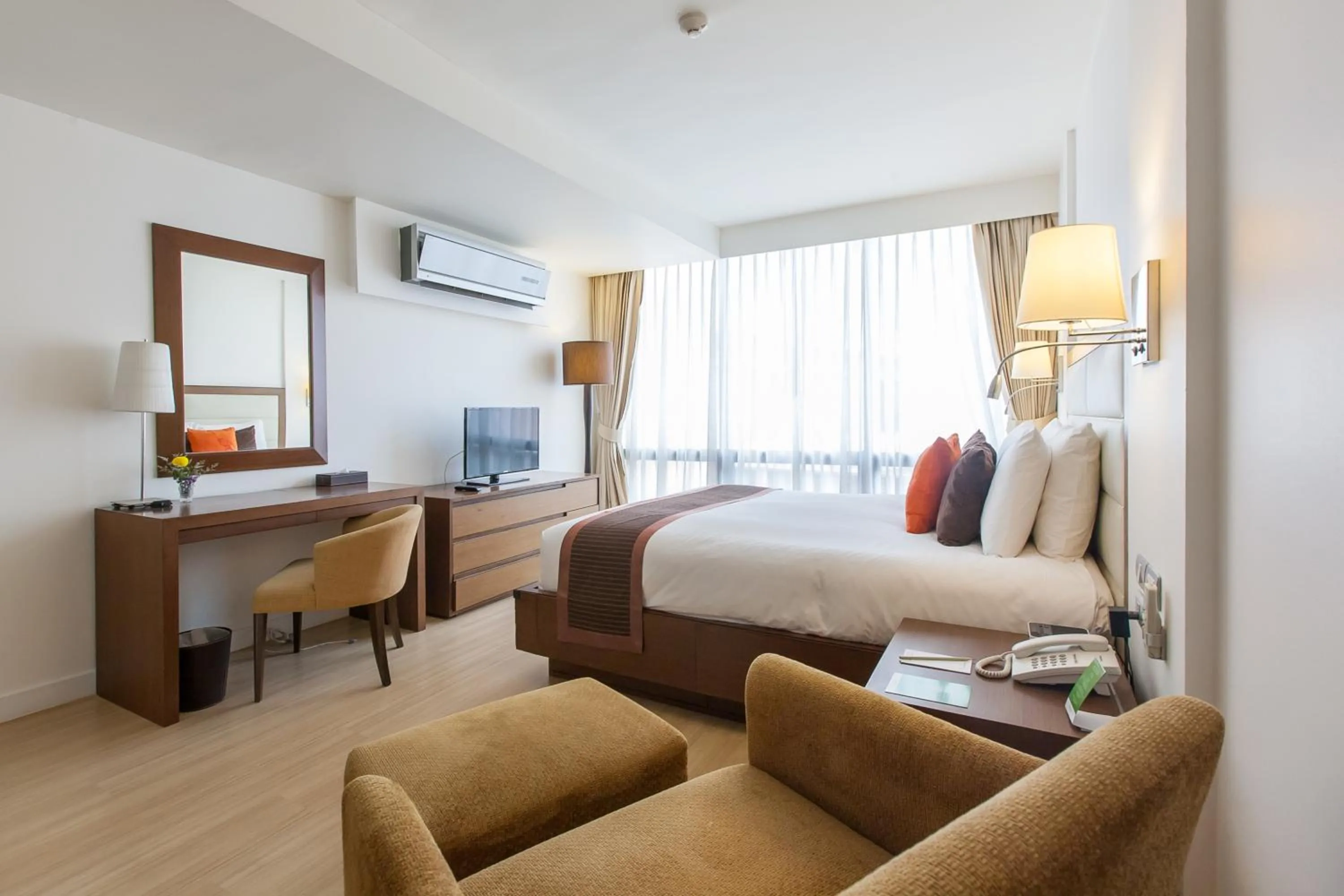 Photo of the whole room, Bed in Oakwood Residence Sukhumvit 24 Bangkok