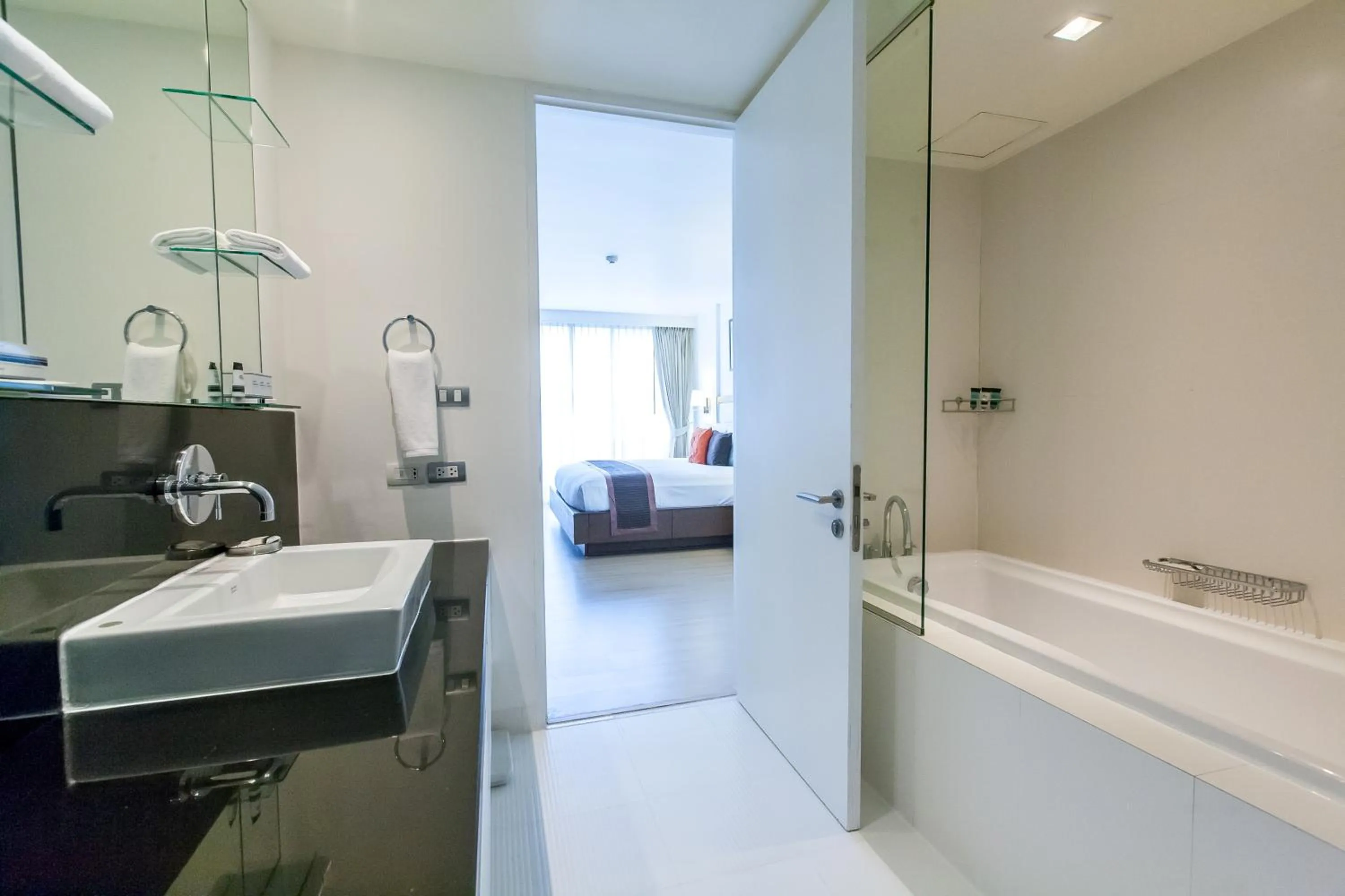 Toilet in Oakwood Residence Sukhumvit 24 Bangkok