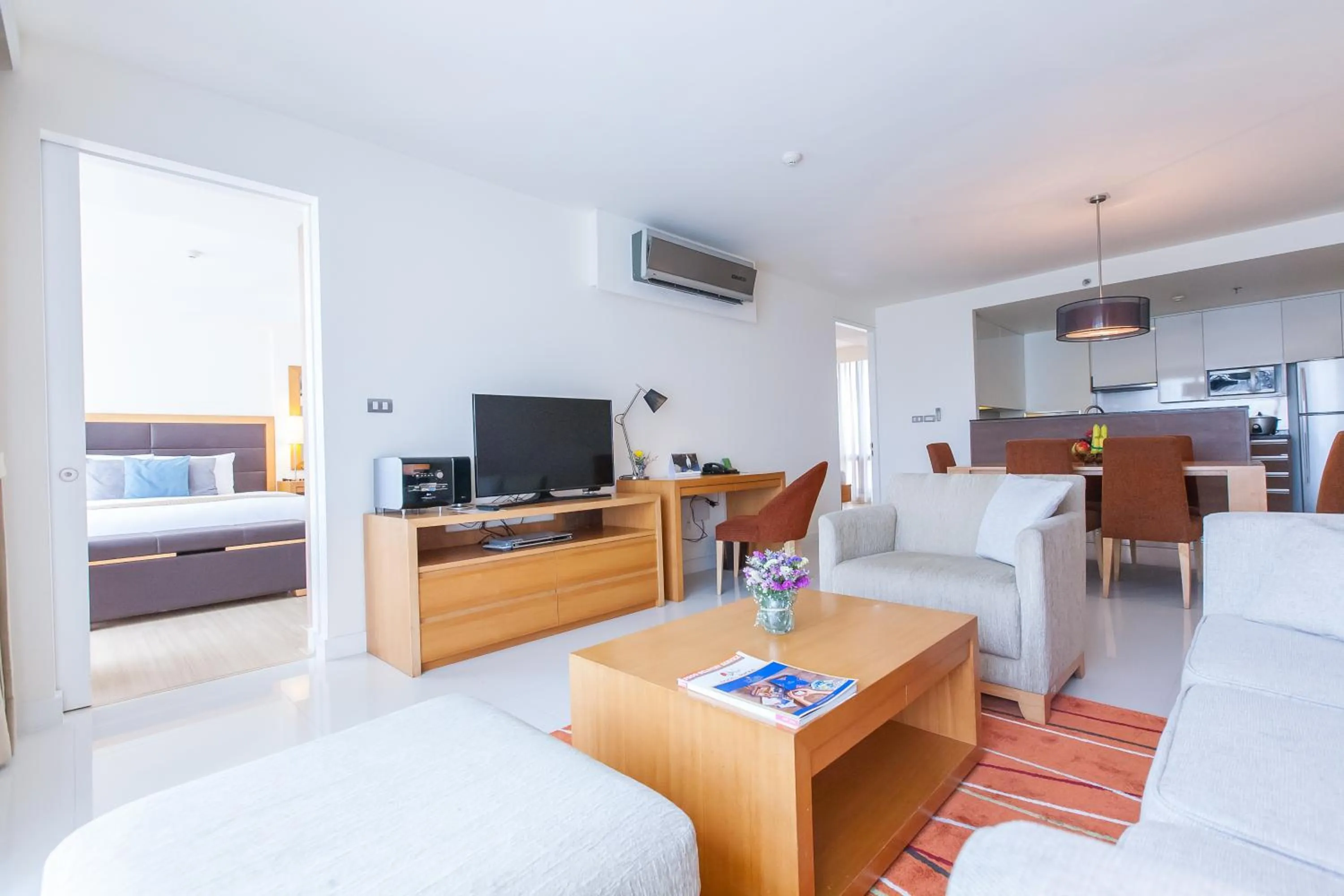 Bed in Oakwood Residence Sukhumvit 24 Bangkok