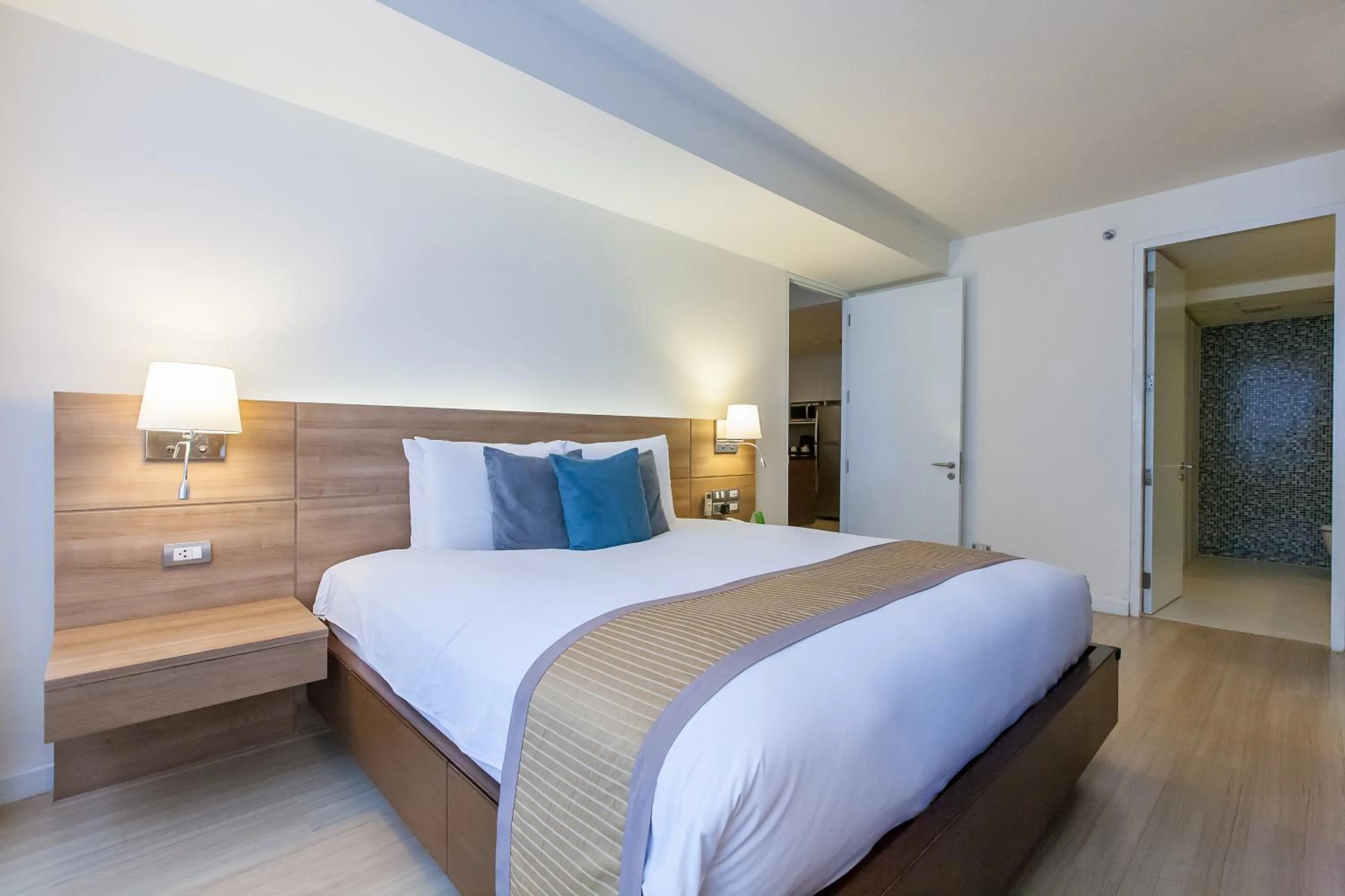 Bedroom, Bed in Oakwood Residence Sukhumvit 24 Bangkok