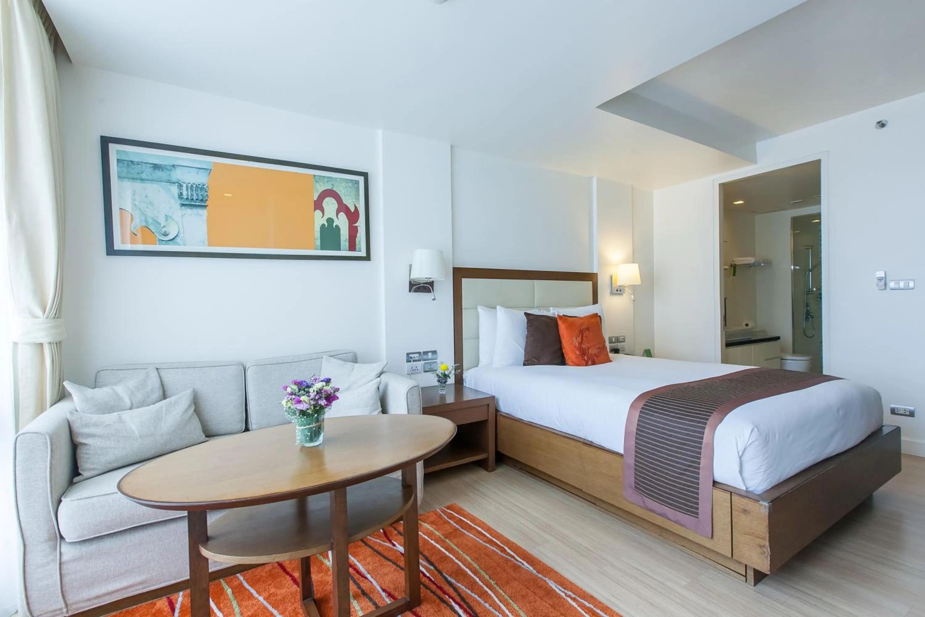 TV and multimedia, Bed in Oakwood Residence Sukhumvit 24 Bangkok