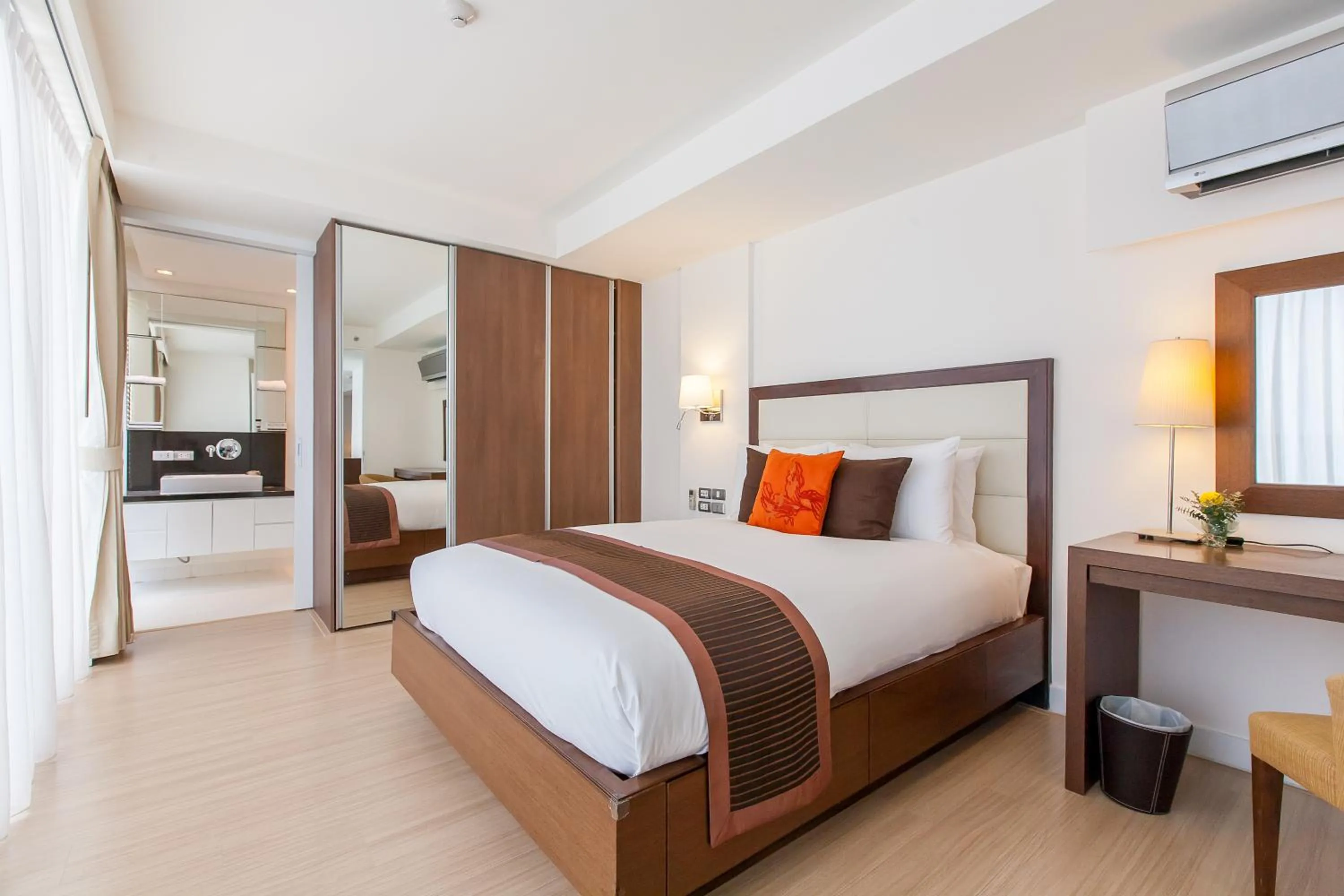 Bedroom, Bed in Oakwood Residence Sukhumvit 24 Bangkok