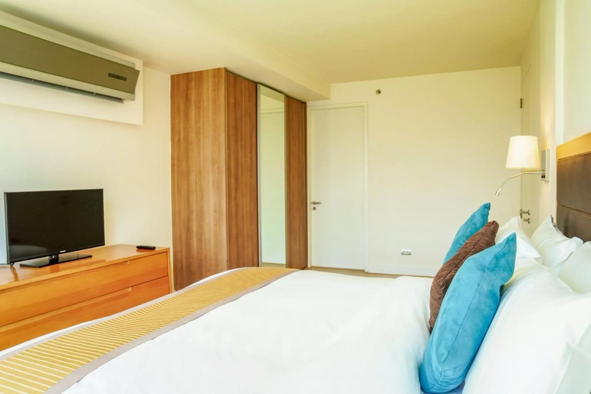 Bed in Oakwood Residence Sukhumvit 24 Bangkok