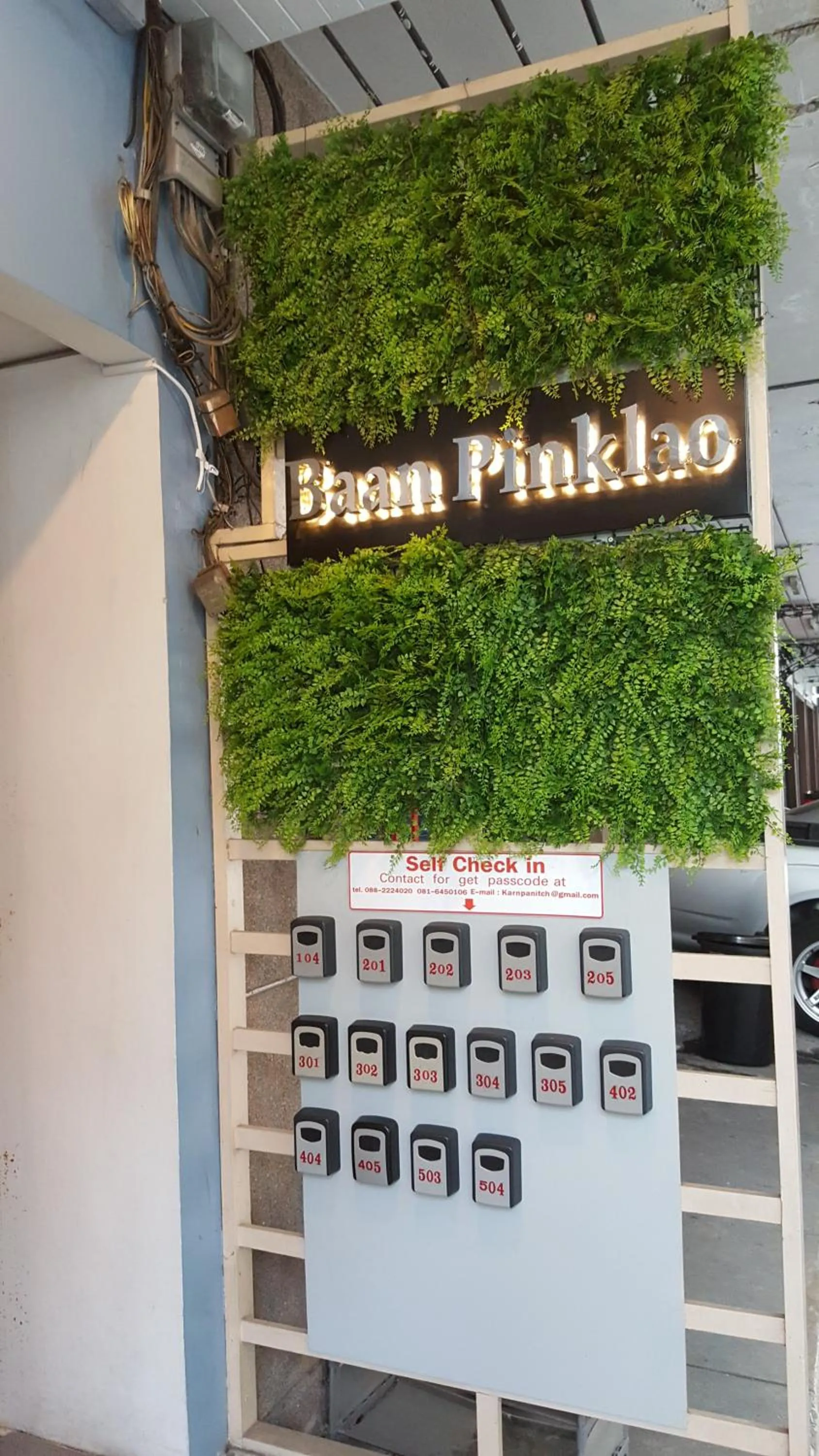 Facade/entrance in Baan Pinklao