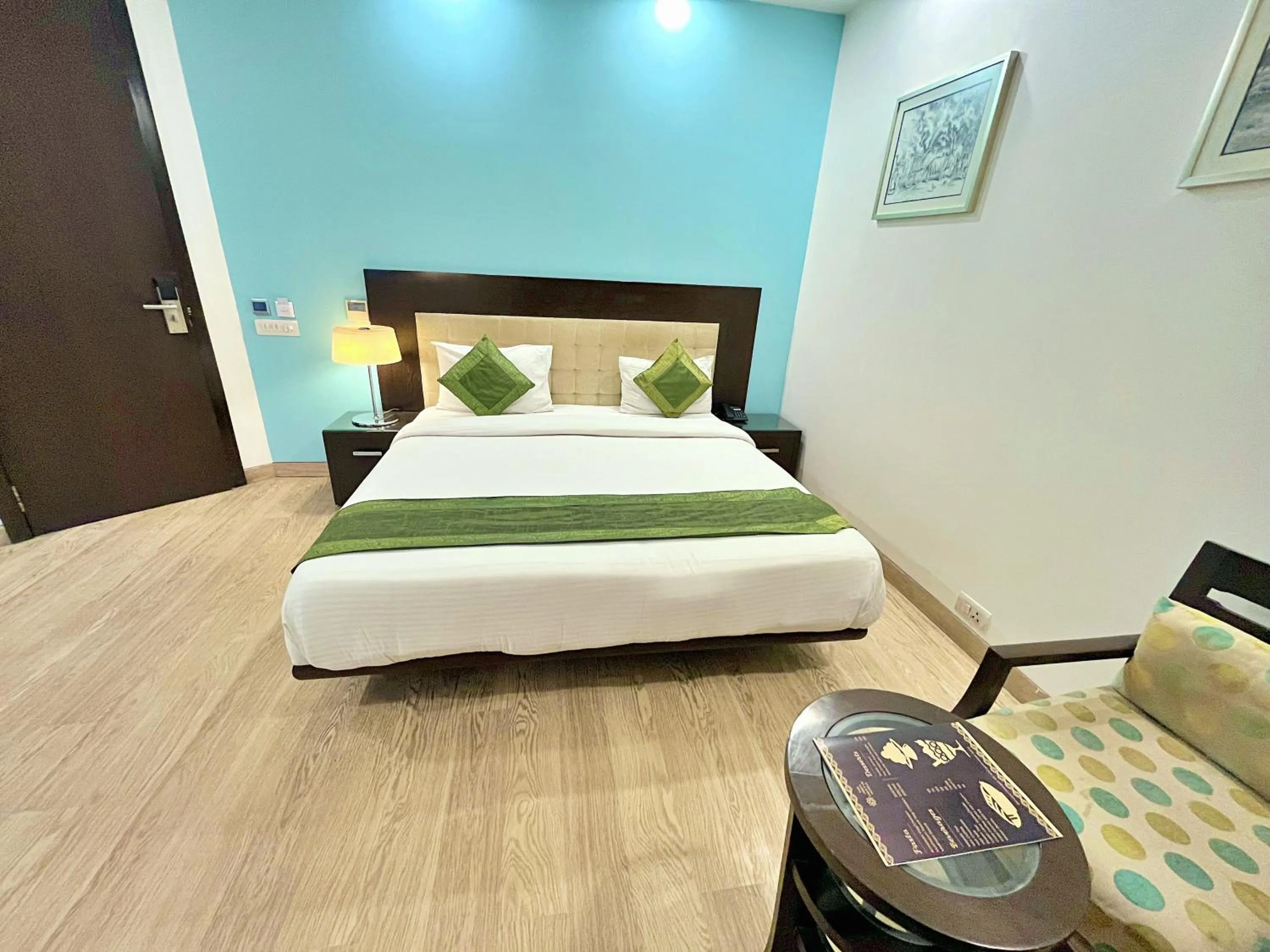 Photo of the whole room, Bed in Amber Inn by Orion Hotels