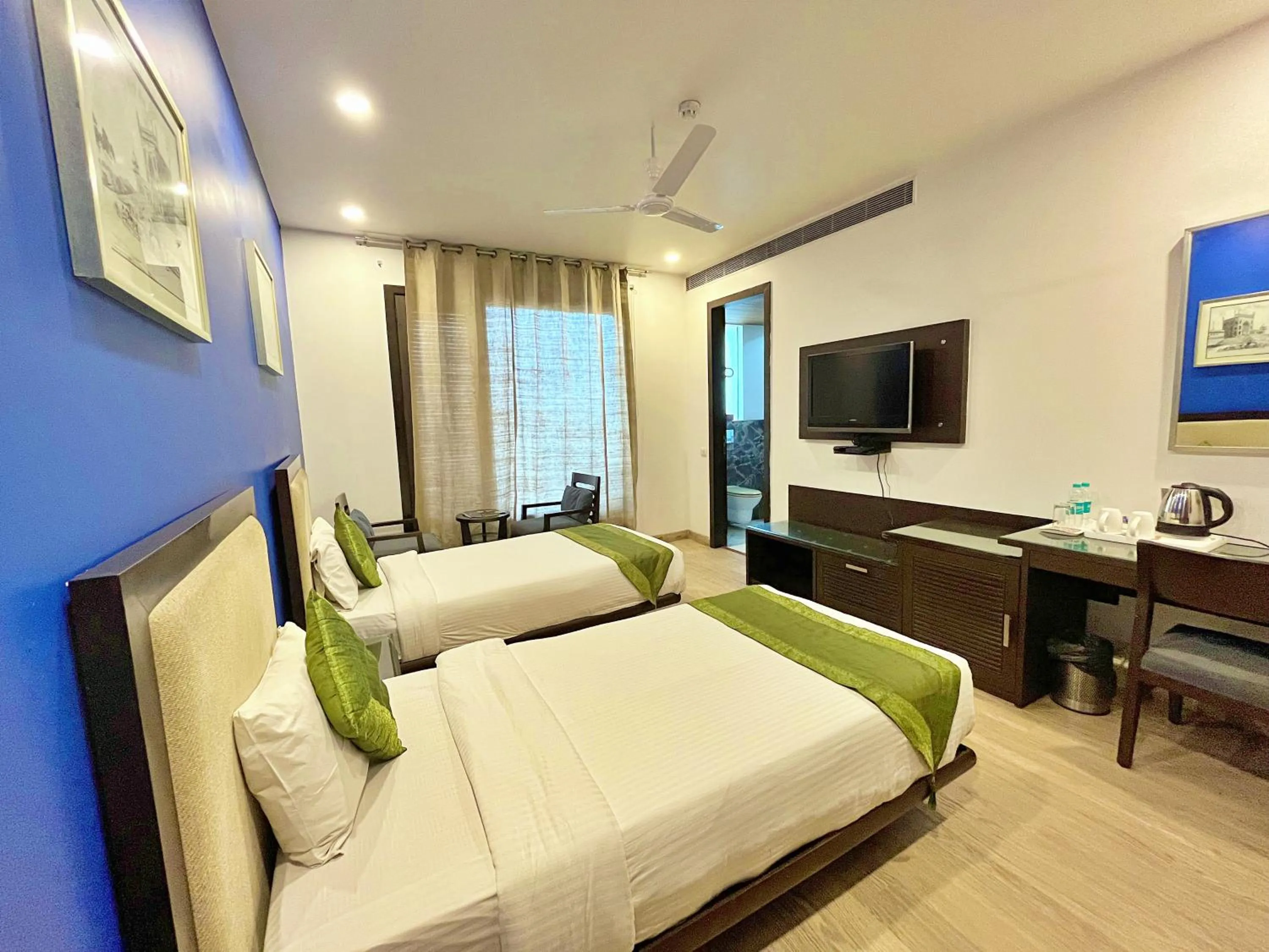 Photo of the whole room, Bed in Amber Inn by Orion Hotels