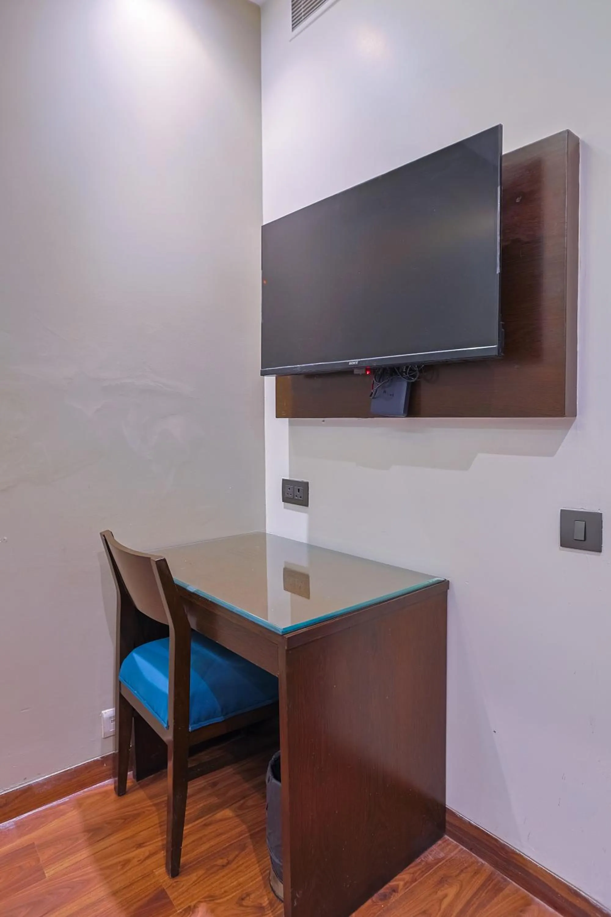 TV and multimedia in Amber Inn by Orion Hotels