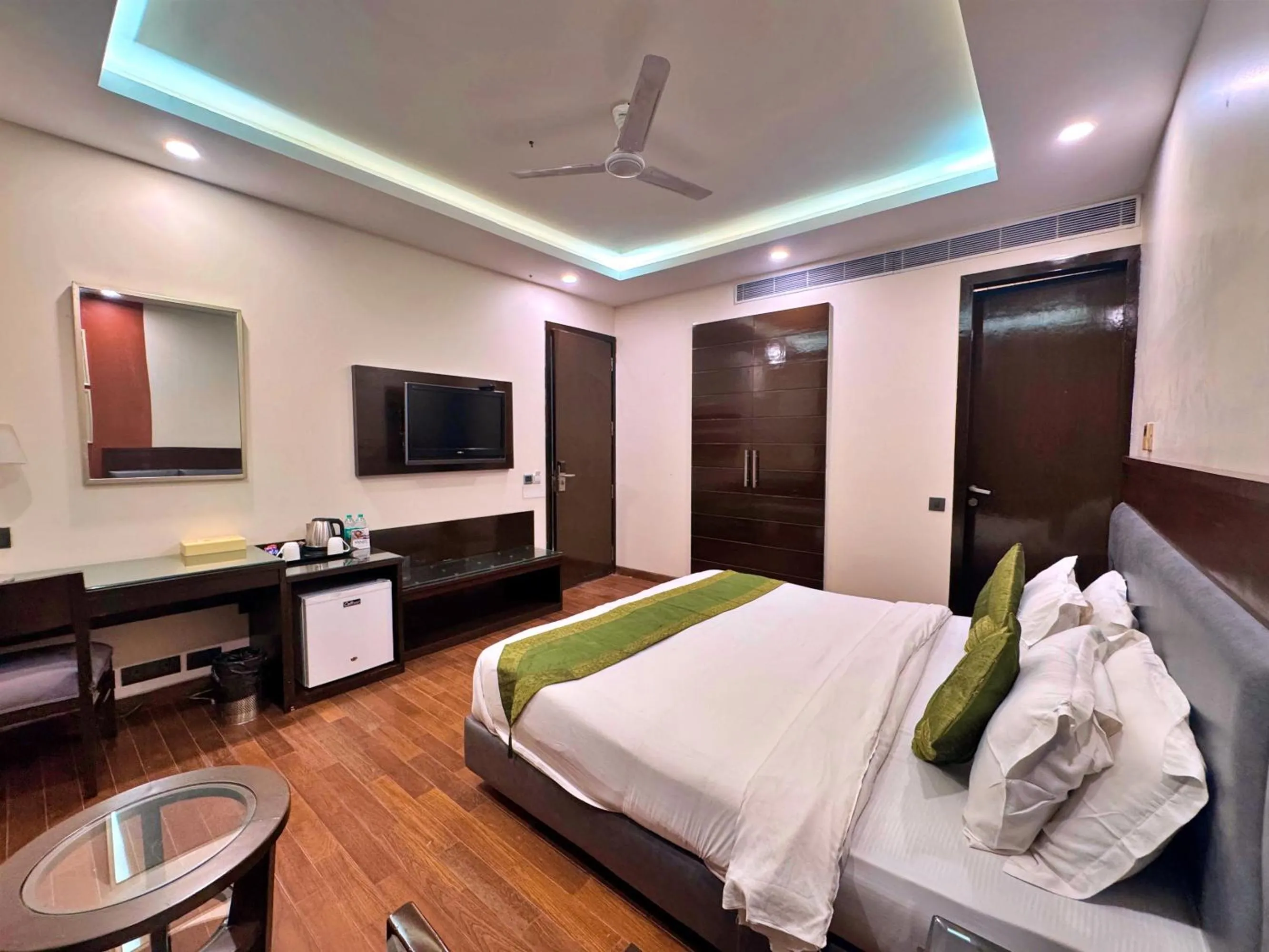 Photo of the whole room, Bed in Amber Inn by Orion Hotels