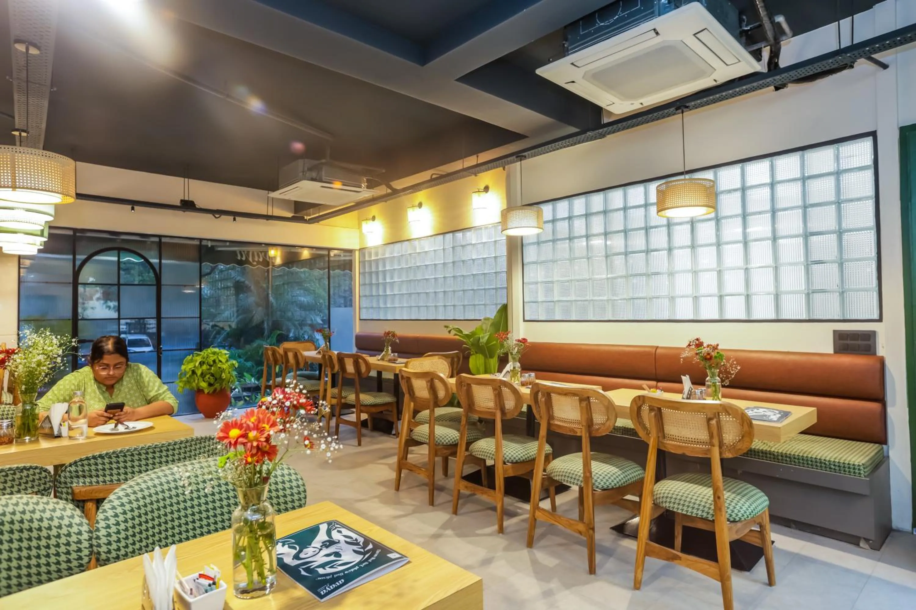 Restaurant/places to eat in Amber Inn by Orion Hotels