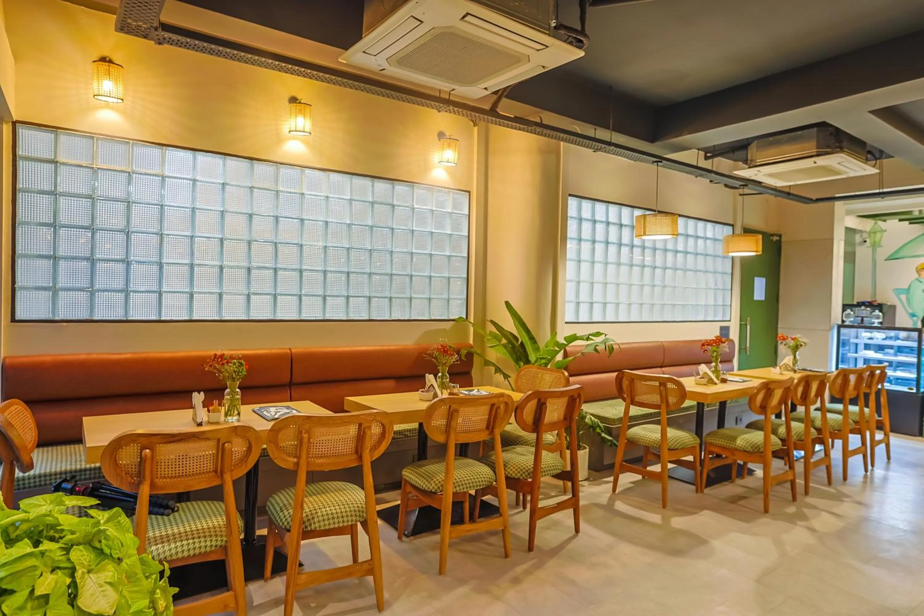 Restaurant/places to eat in Amber Inn by Orion Hotels