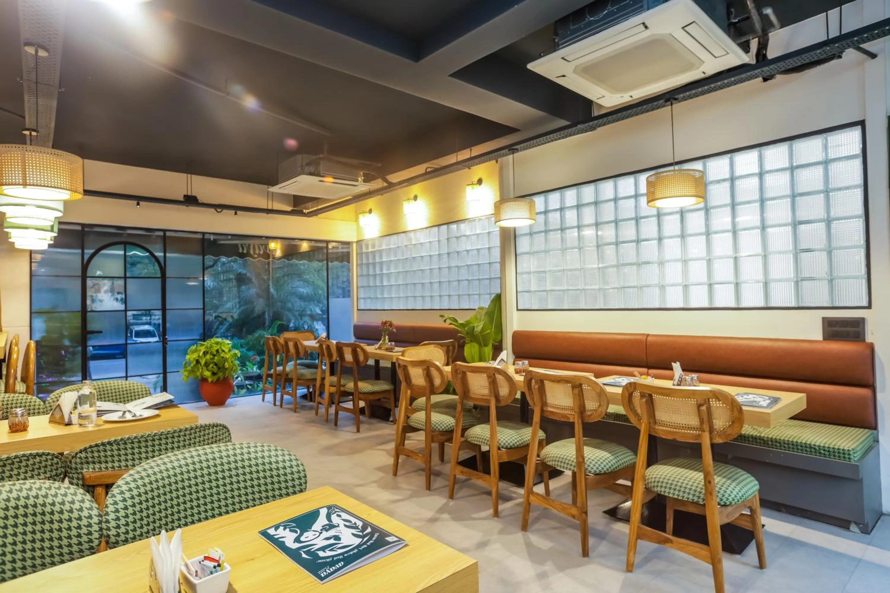 Restaurant/places to eat in Amber Inn by Orion Hotels