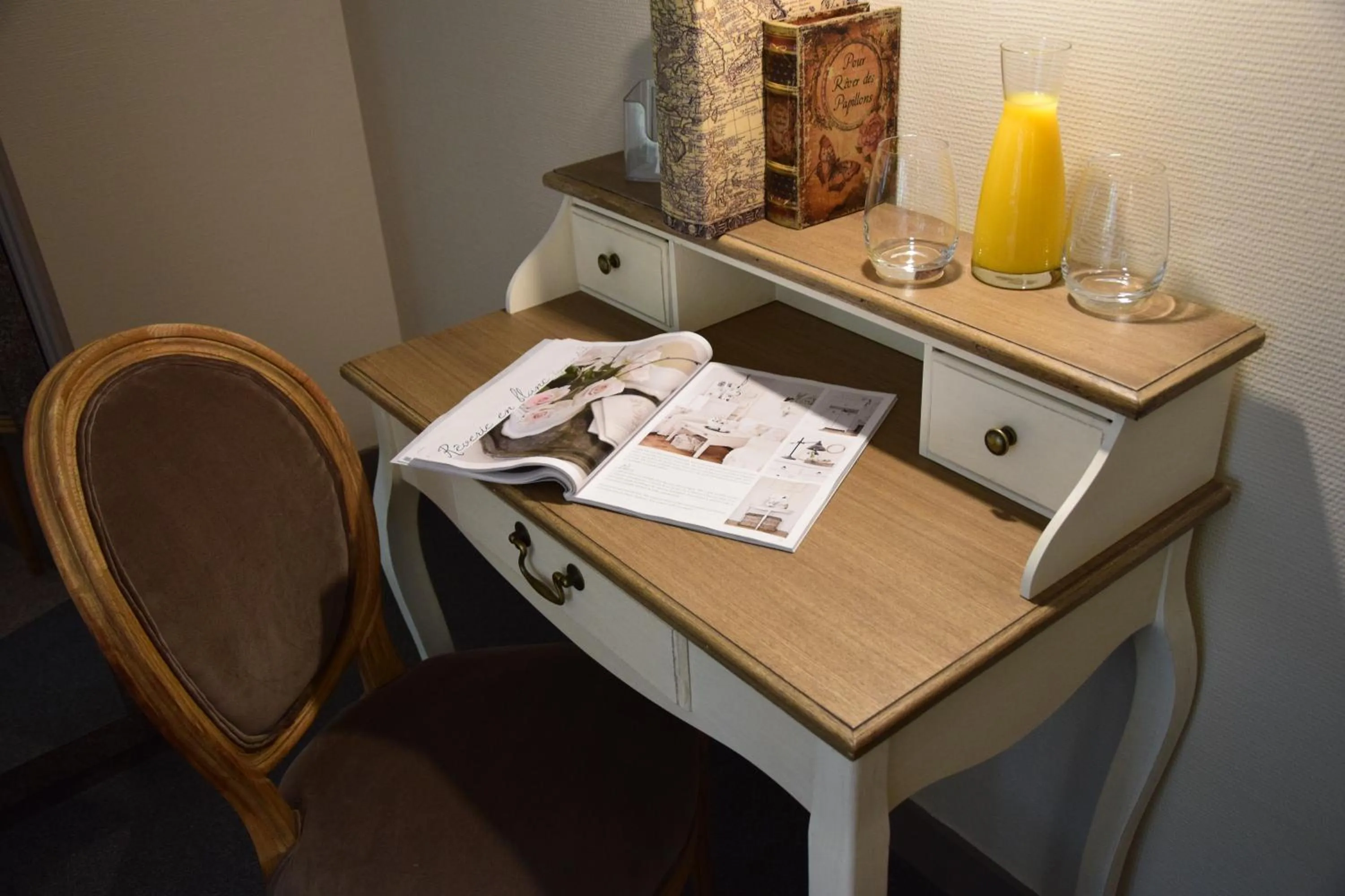 Decorative detail in Le Petit Relais