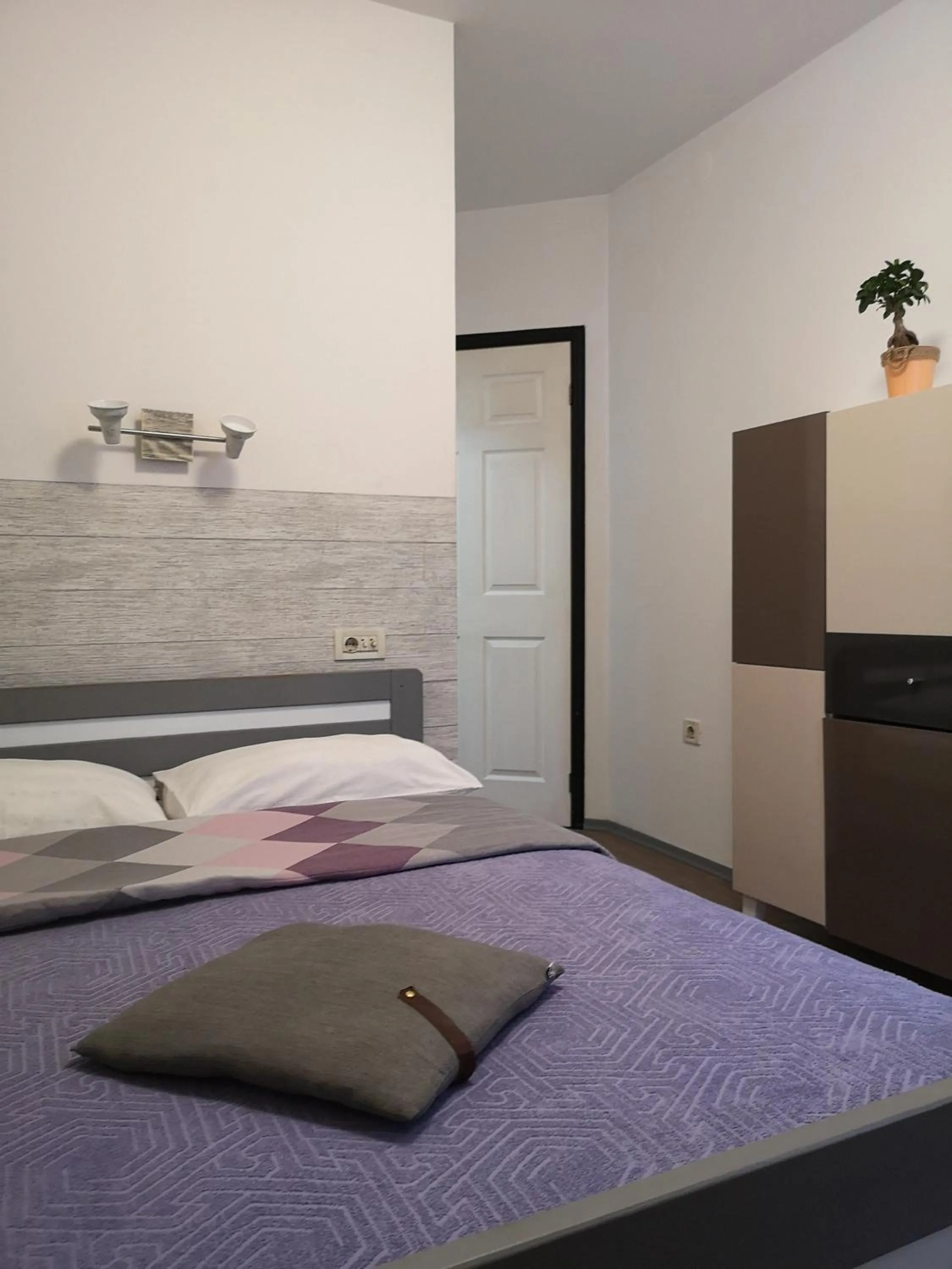 Bed in Rooms Madison