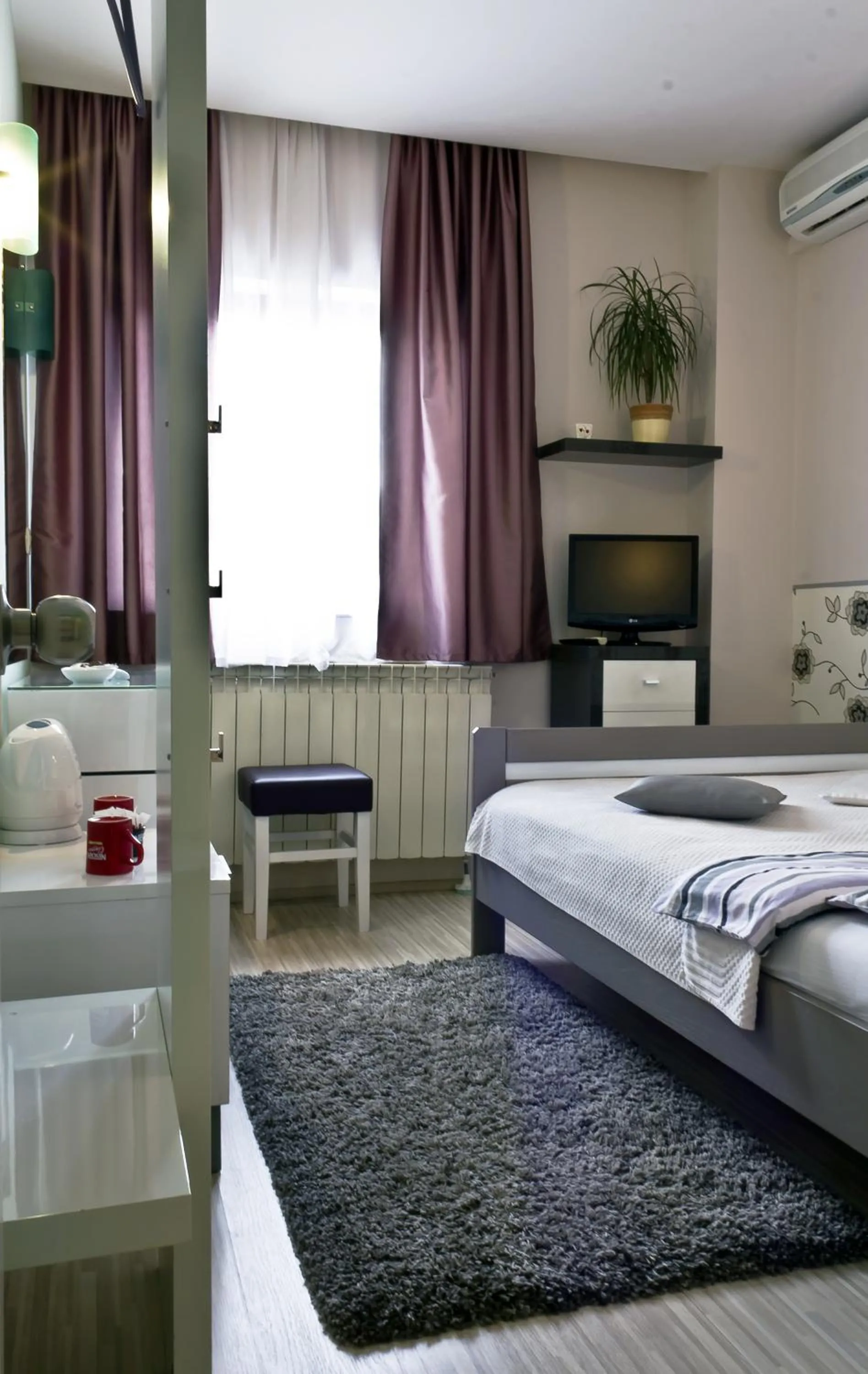 Bedroom, Bed in Rooms Madison