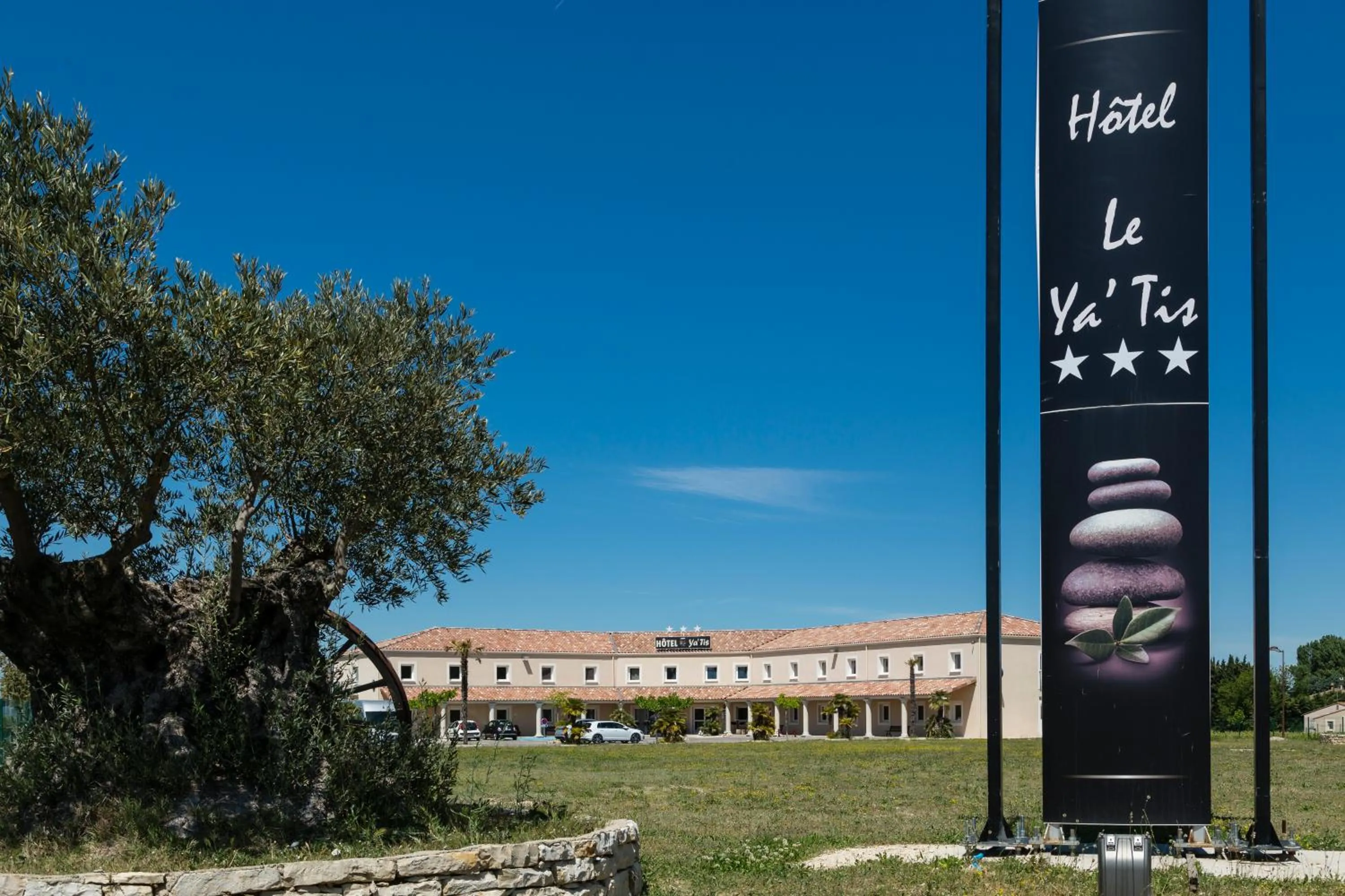 Facade/entrance in Le Ya'Tis