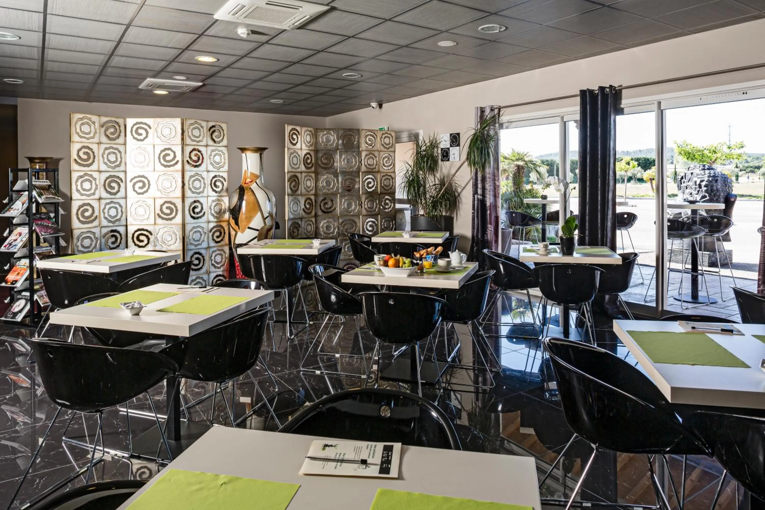 Restaurant/places to eat in Le Ya'Tis