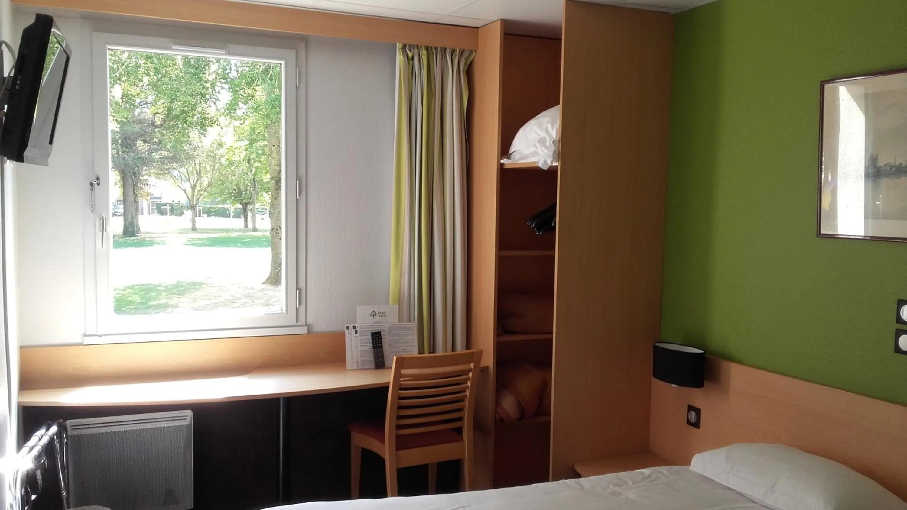 Bedroom, Bed in Hôtel Vert