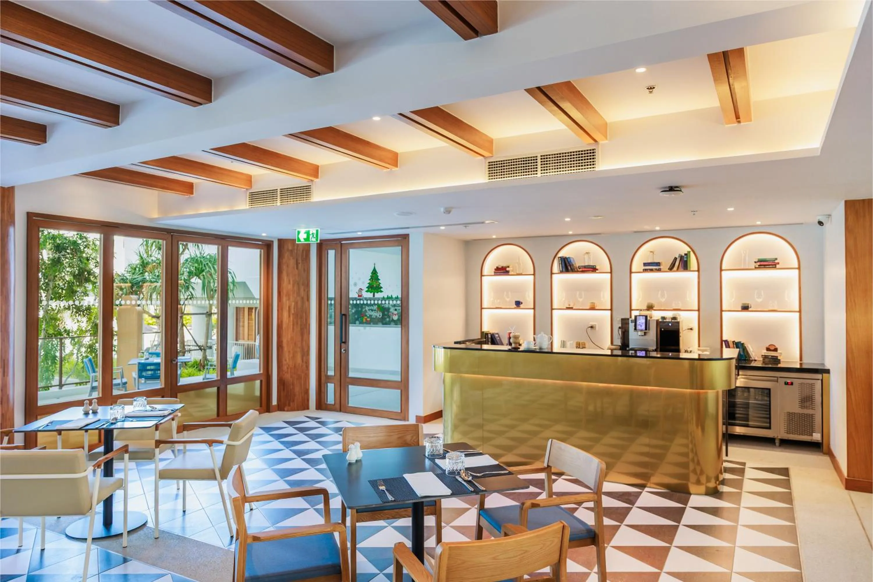 Restaurant/places to eat in Patong Beach Hotel by See2Sea