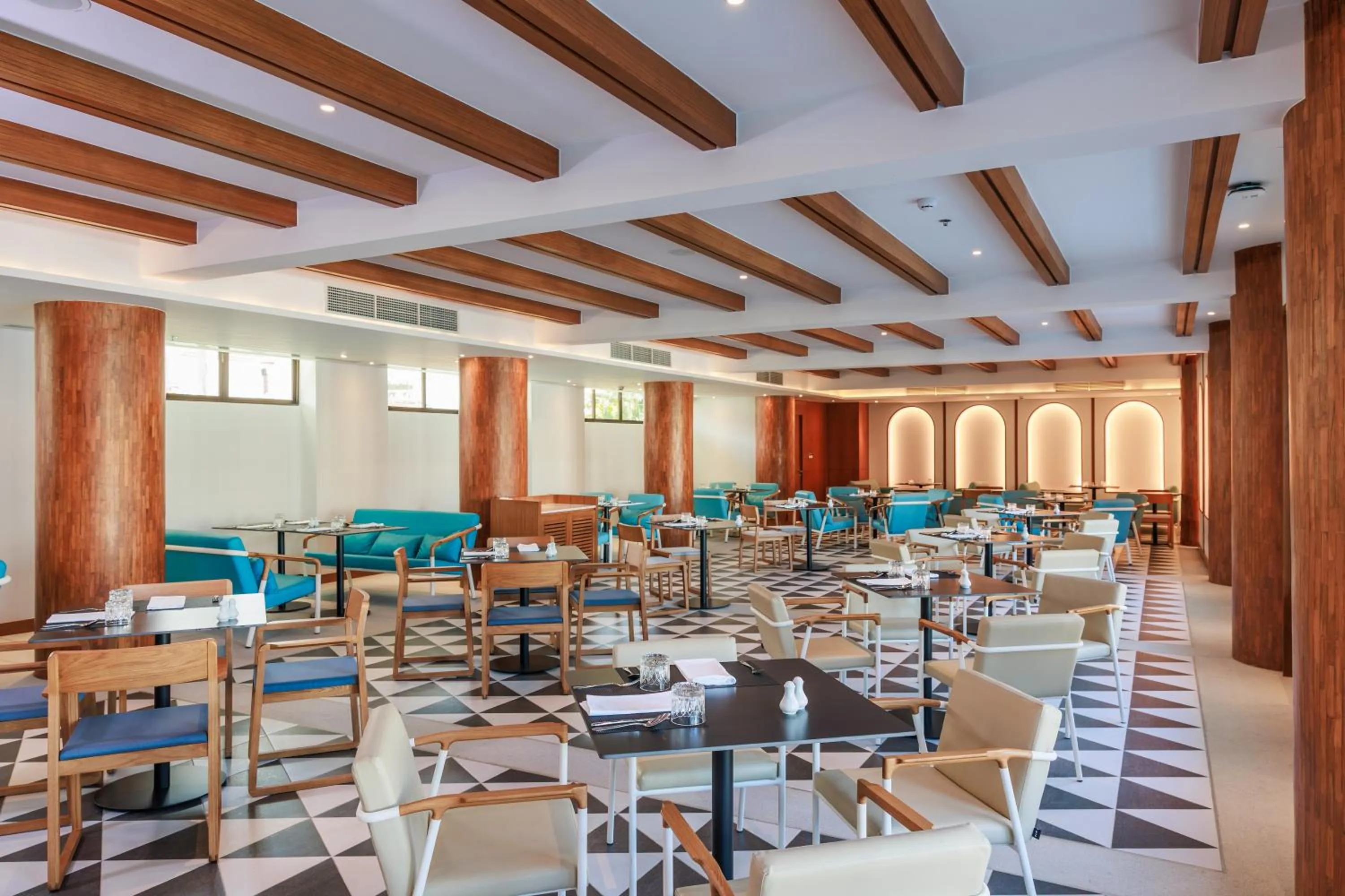 Restaurant/places to eat in Patong Beach Hotel by See2Sea