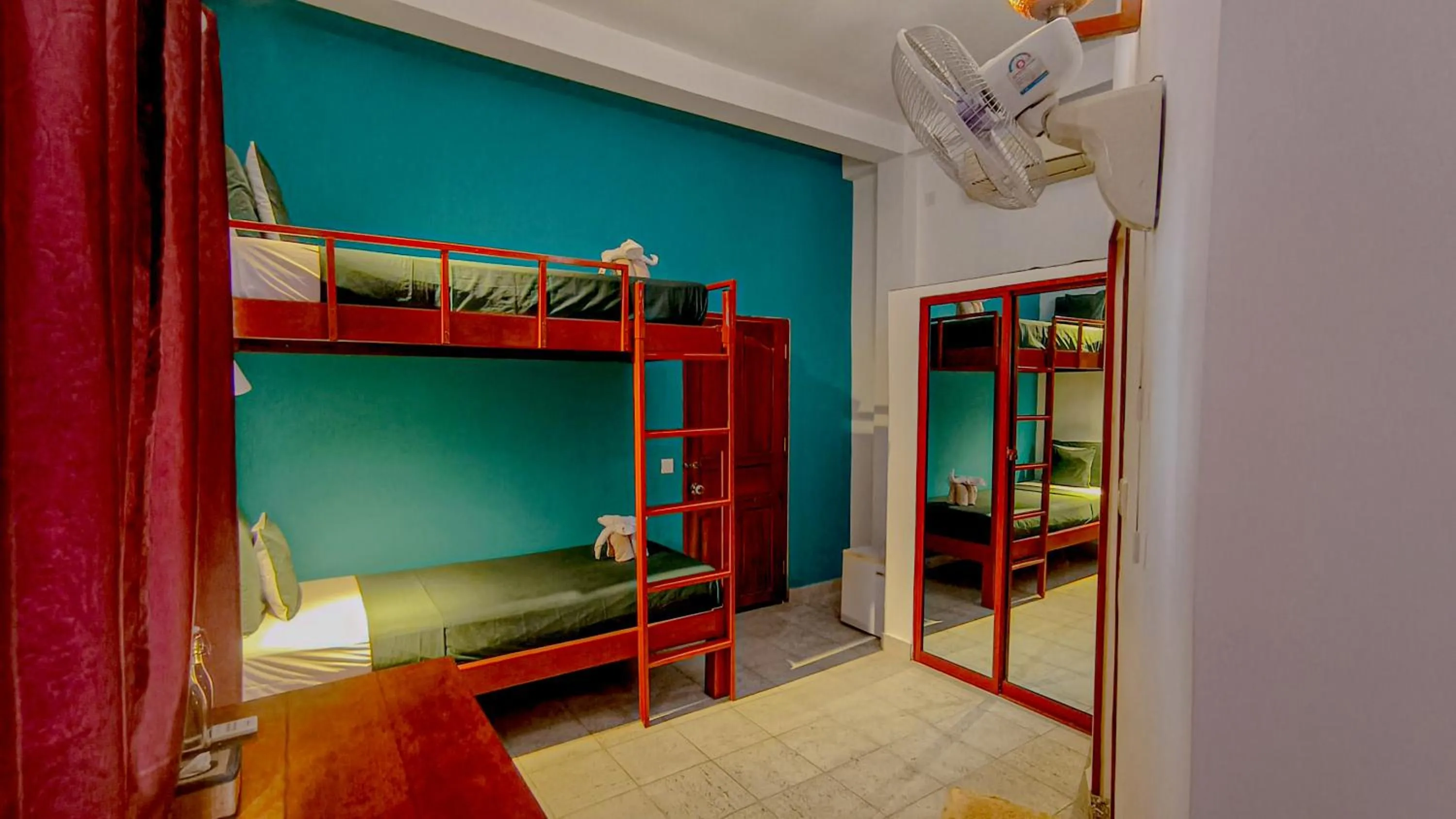 bunk bed, Bed in Au Cabaret Vert