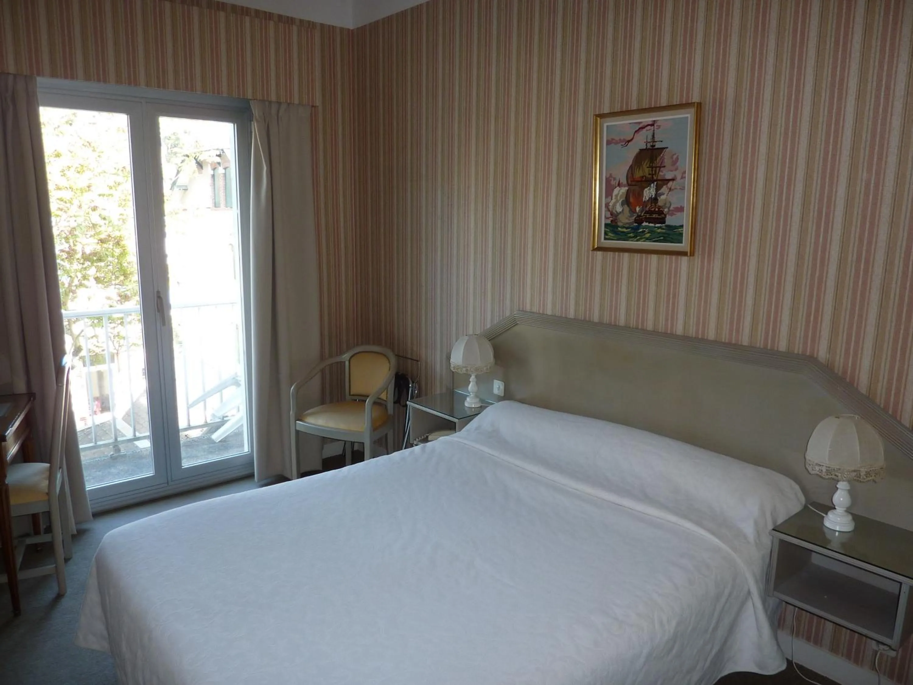 Bedroom in Hôtel La Concorde