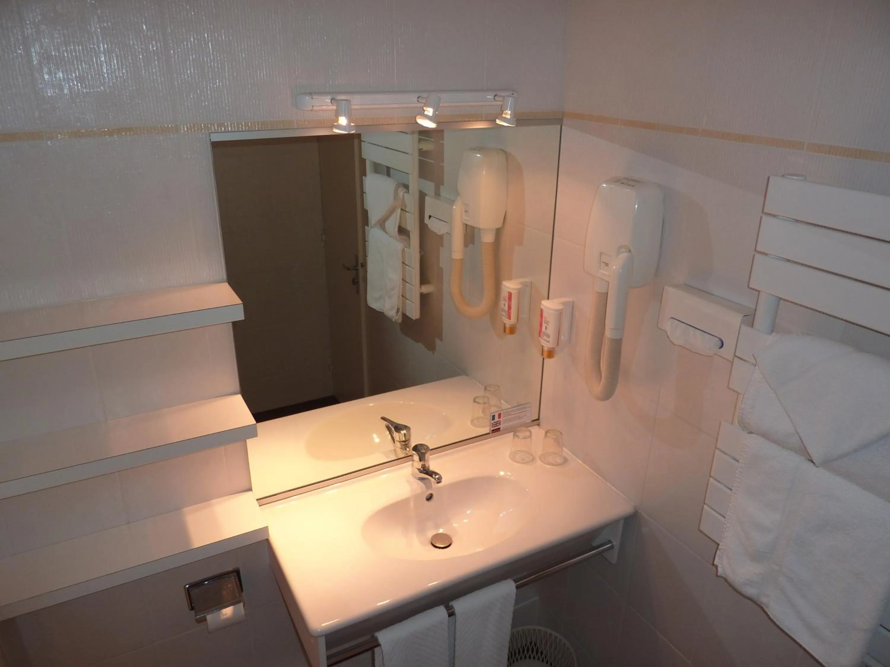 Bathroom in Hôtel La Concorde