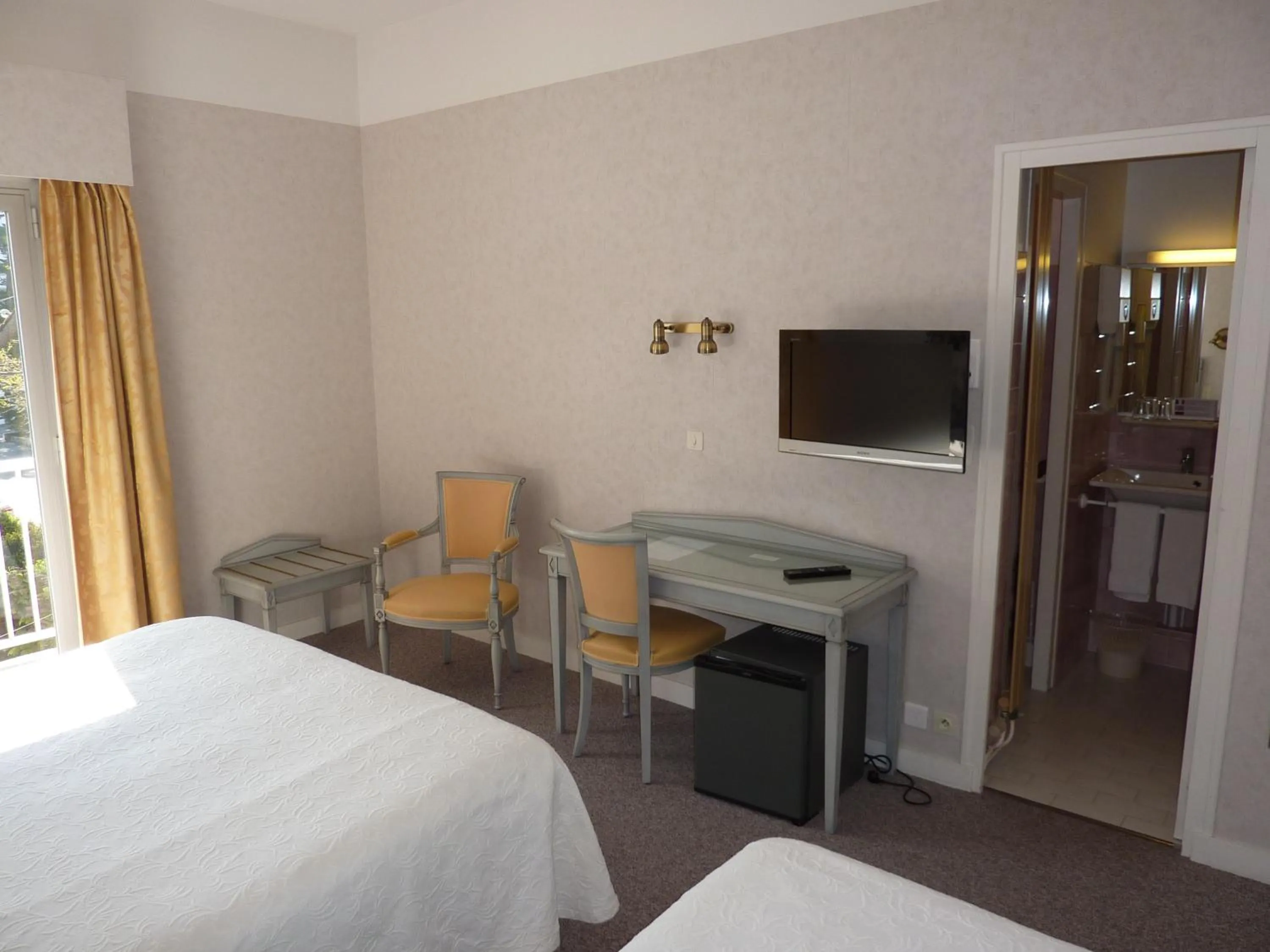 Bedroom in Hôtel La Concorde