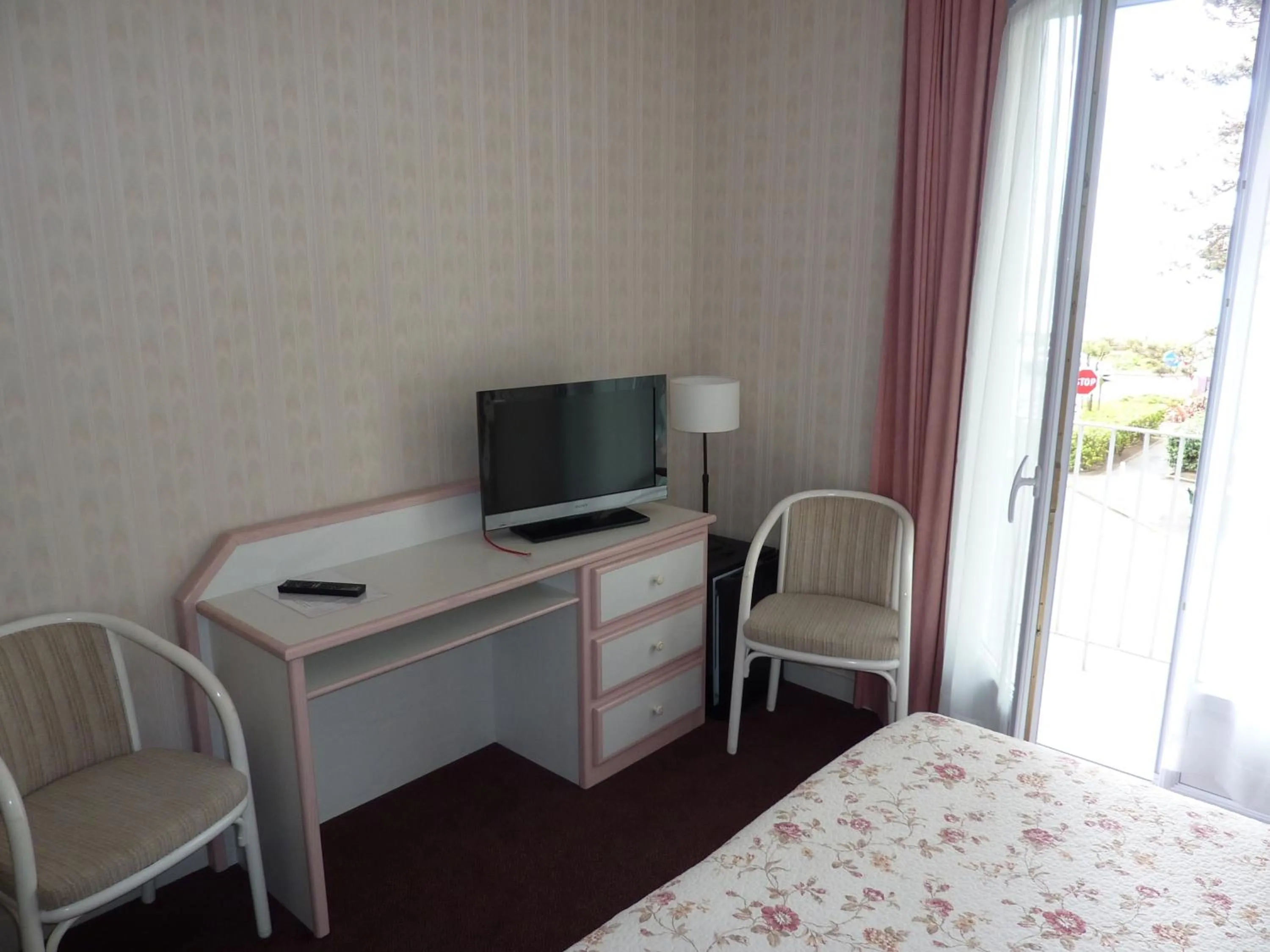 Bedroom in Hôtel La Concorde