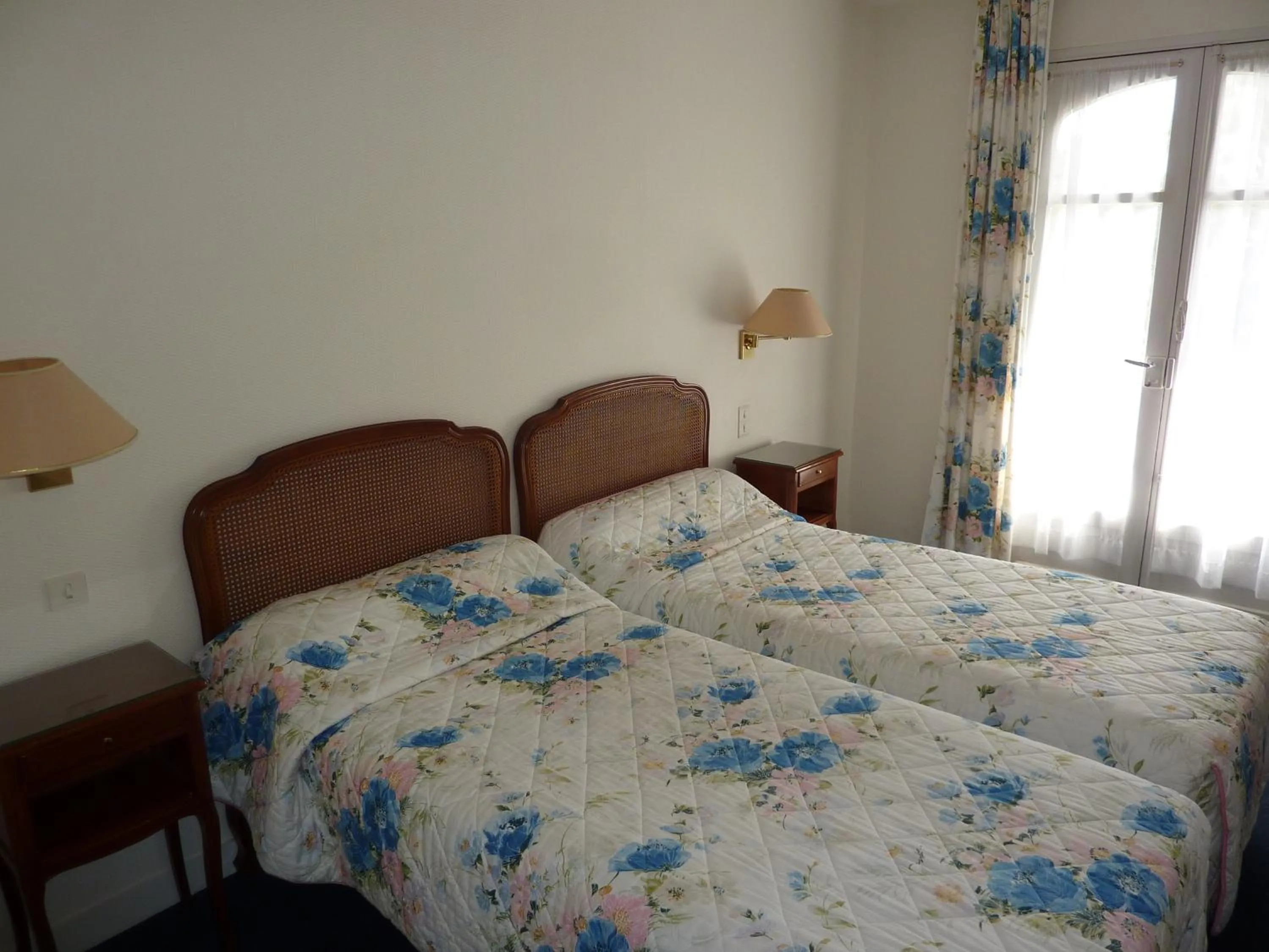 Bedroom in Hôtel La Concorde