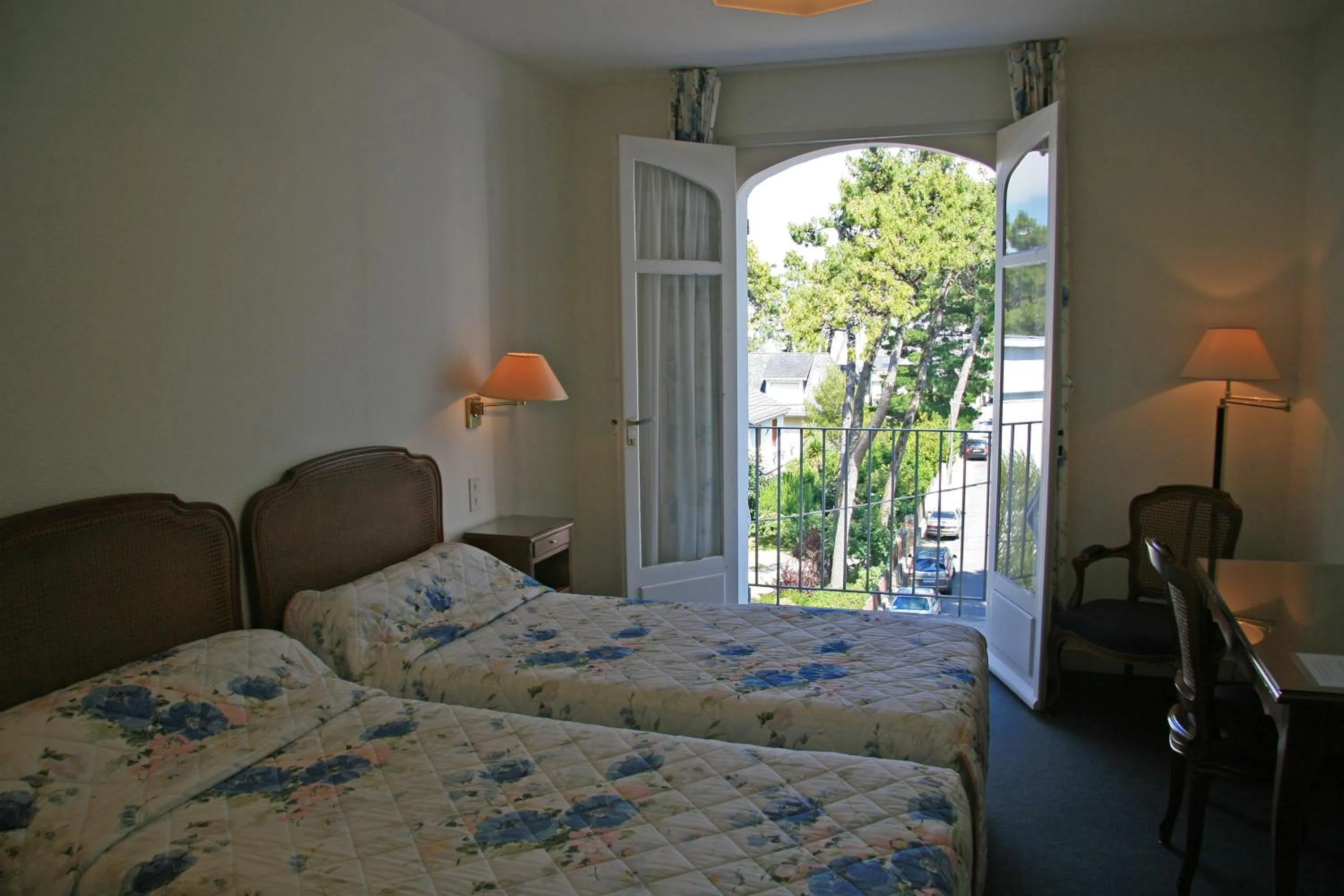 Bedroom in Hôtel La Concorde