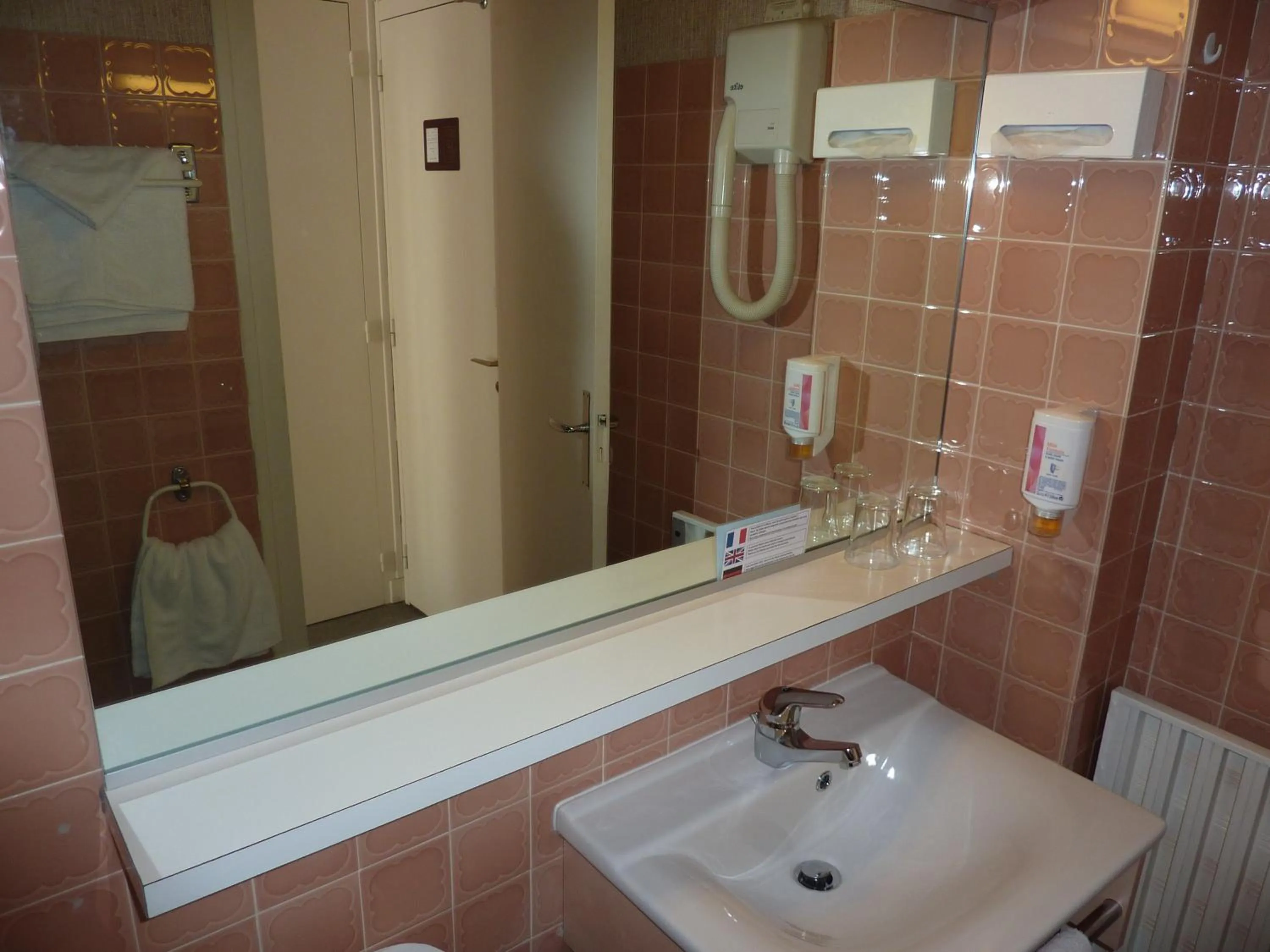 Bathroom in Hôtel La Concorde