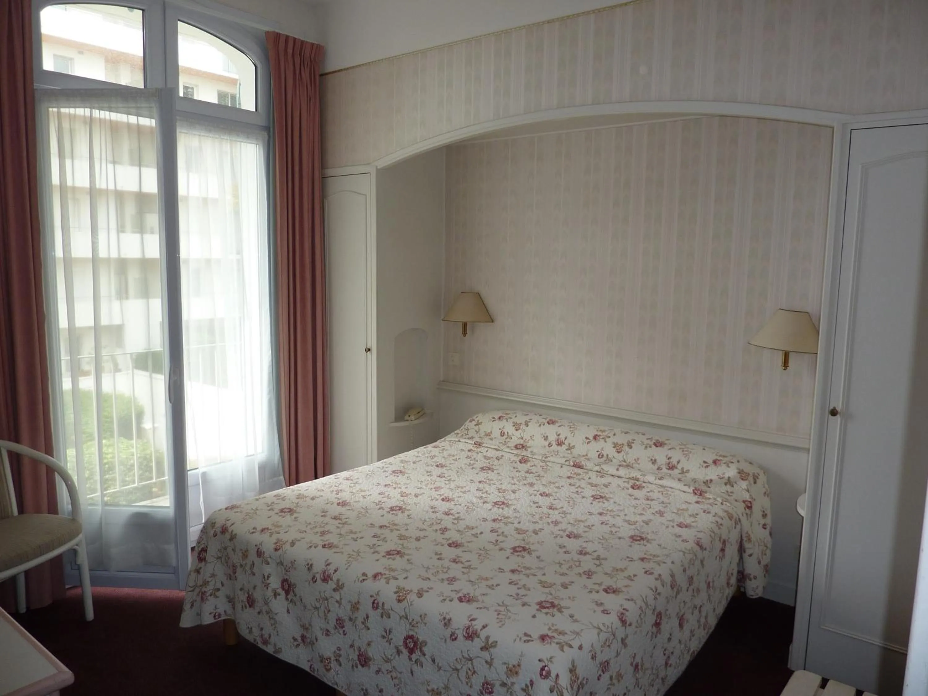 Bedroom in Hôtel La Concorde