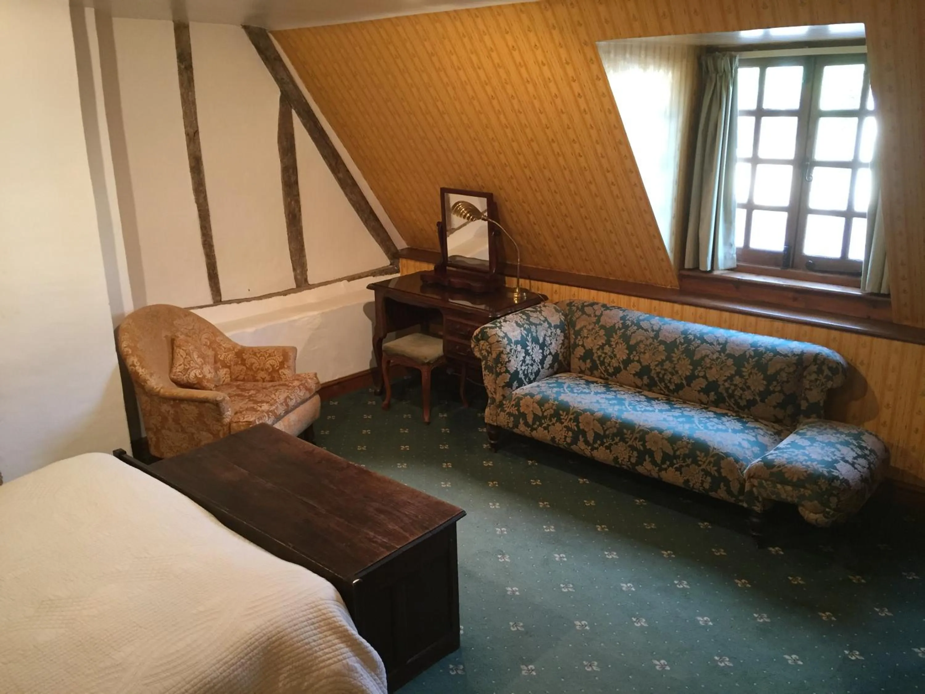 Bedroom, Bed in Cross Keys Hotel Chatteris
