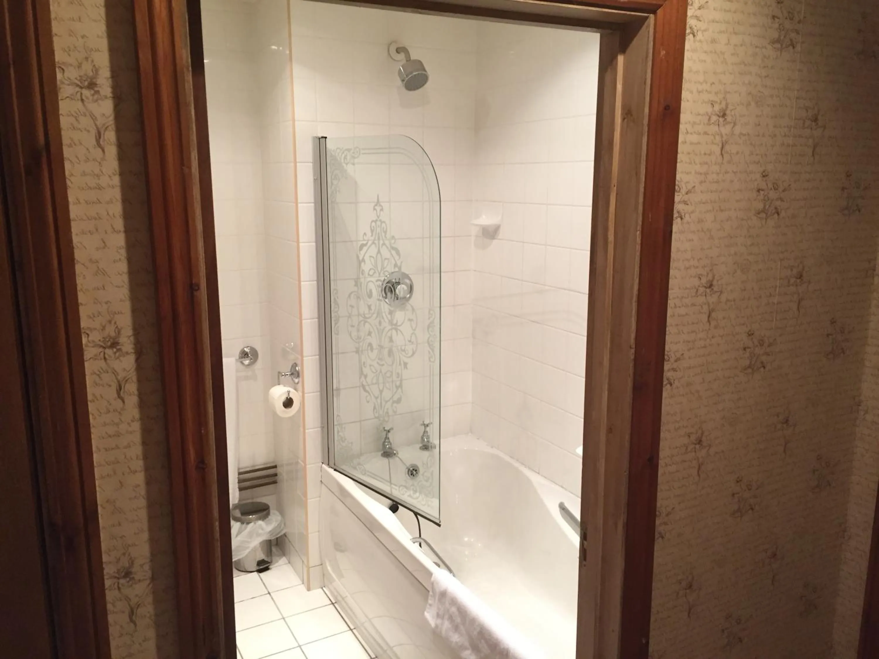 Bathroom in Cross Keys Hotel Chatteris