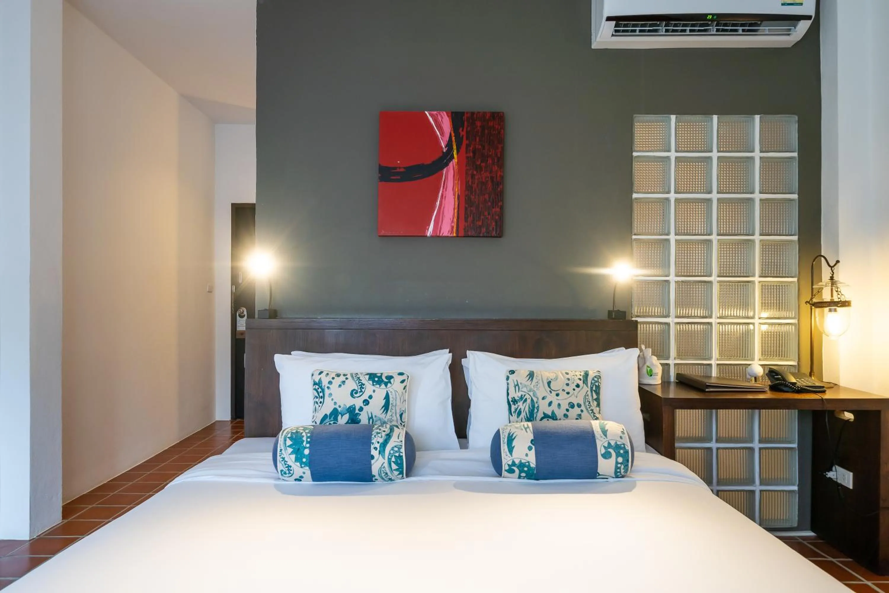 Bedroom, Bed in Aqua Beads Samed