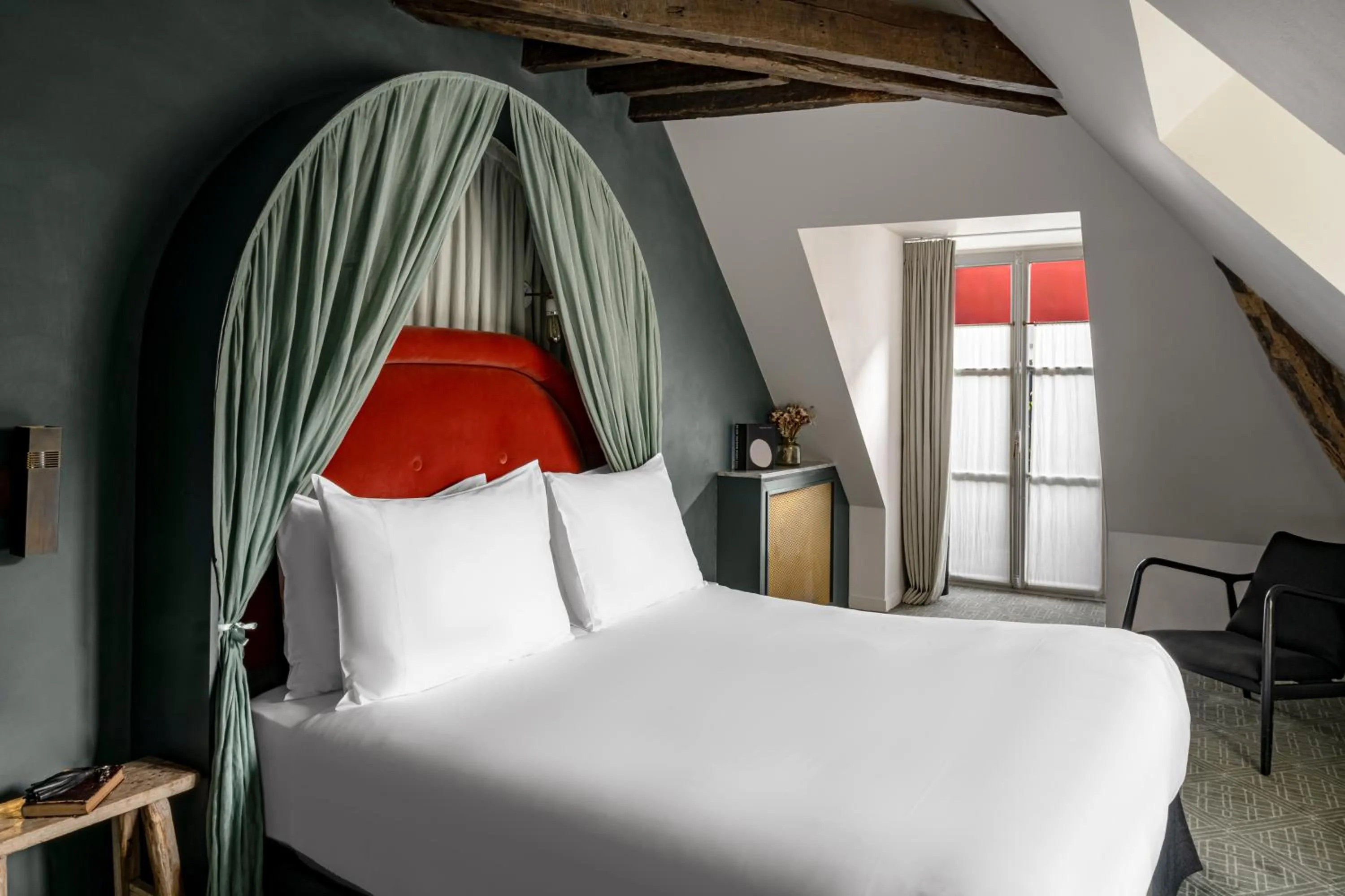 Bed in Grands Boulevards Experimental